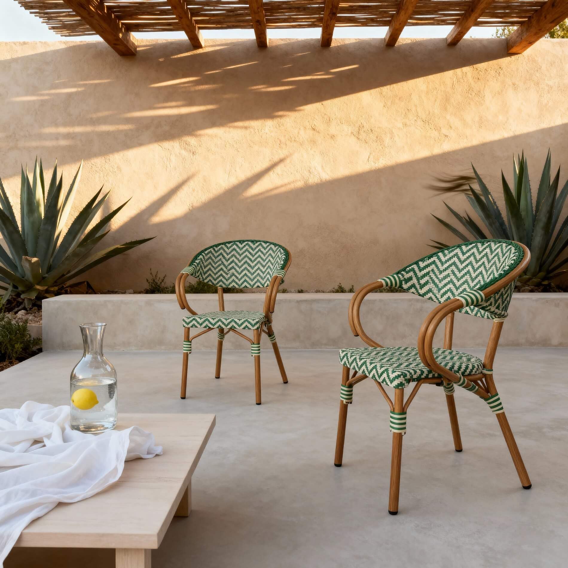 Rebecca Mobili Set de 2 Sillas de Jardín, Sillones de Exterior Apilables, Verde y Blanco, Estructura de Aluminio, Resistentes – Medidas AxANxFON: 84 x 57 x 57 cm – Art. RE7259