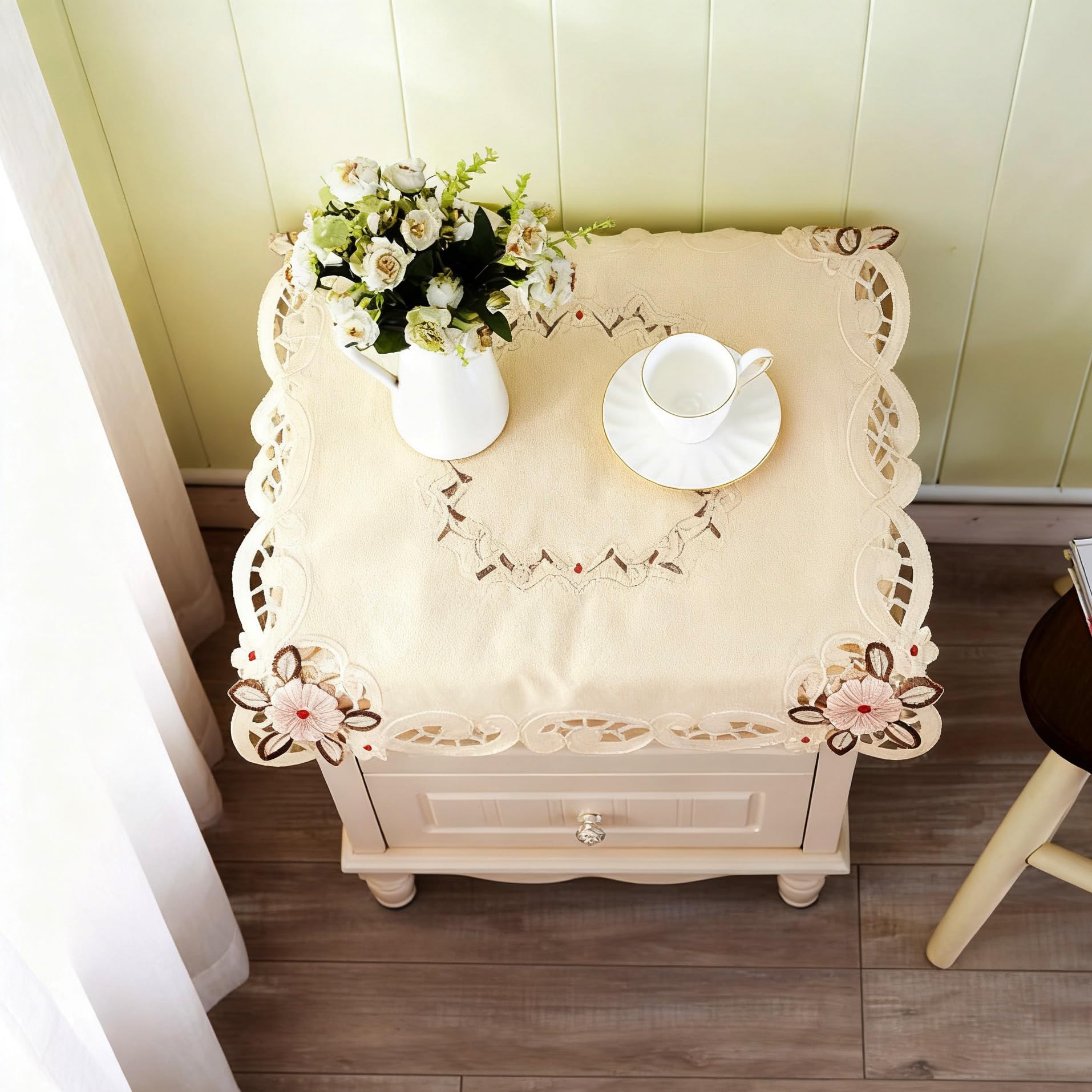 Amazon｜LeLehome 33インチ 正方形 ベージュ 花 刺繍テーブルクロス