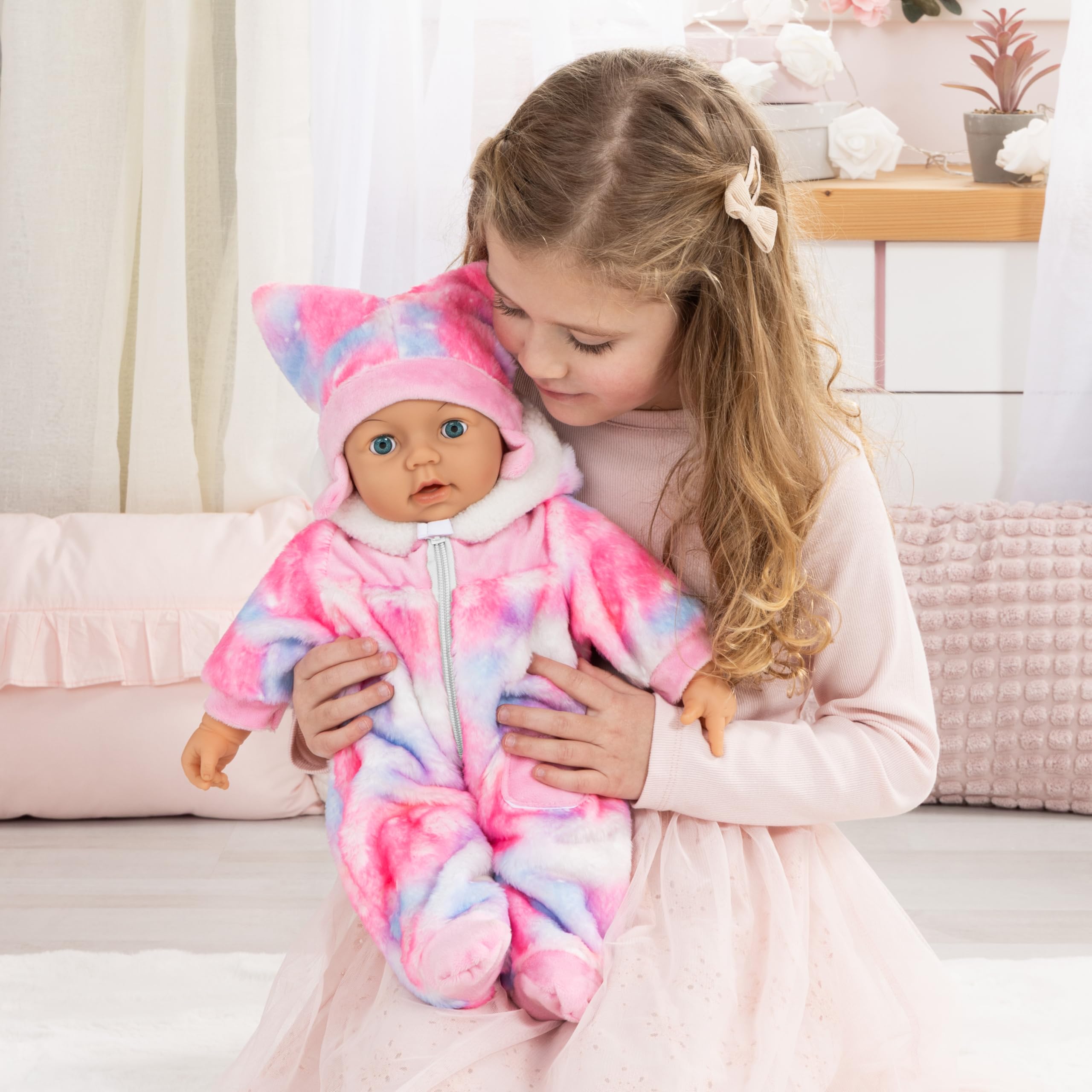 Bayer Design Interaktive Puppe Piccolina Magic Eyes, 46 cm mit Zubehör | Funktionspuppe, bewegt den Mund, blinzelt mit den Augen, sprechend, weicher Körper, Schnuller, Flasche und viel Zubehör