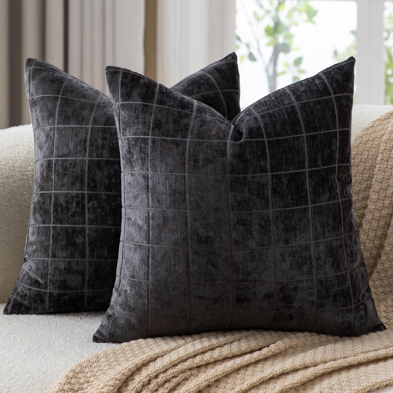 Mandioo Pack of 2 Chenille Check Cushion covers 50x50cm 20x20 Inch Vintage Plaid Decorative Pillow Covers Soft Velvet Backing Throw Pillow cases Farmhouse Sofa Couch Bed Living Room Black