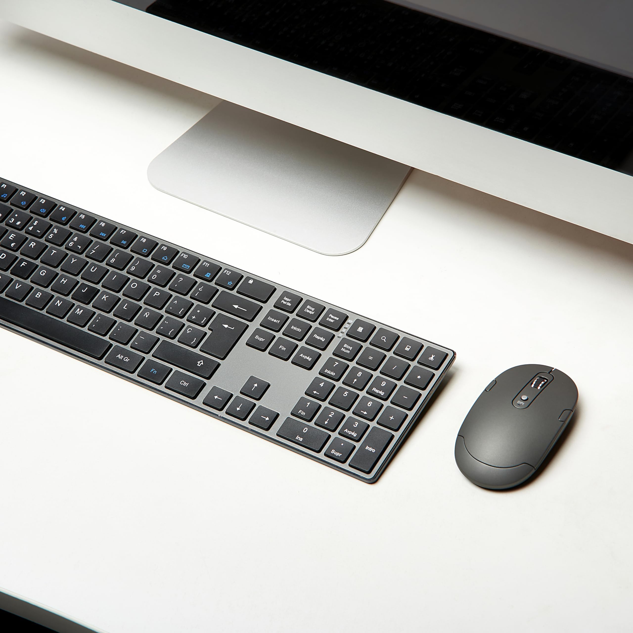 Amazon Basics Teclado ultrafino de tamaño completo y ratón inalámbrico, silencioso y recargable con teclado numérico, ES/MX Layout Gray, color negro