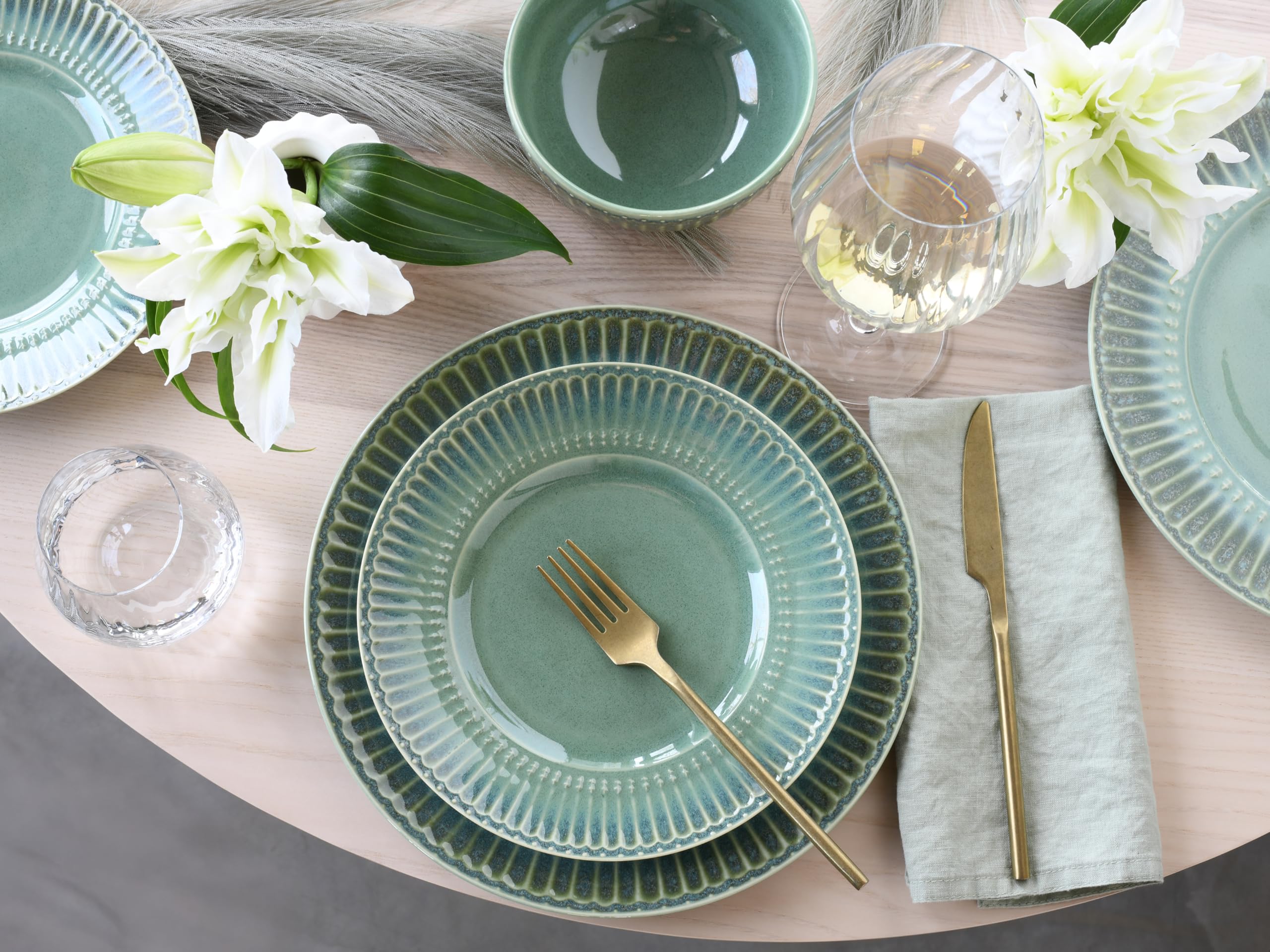 CreaTable, 24493, Serie Celadon Grün, 12-teiliges Geschirrset, Teller Set aus Steinzeug, spülmaschinen- und mikrowellengeeignet, Qualitätsproduktion