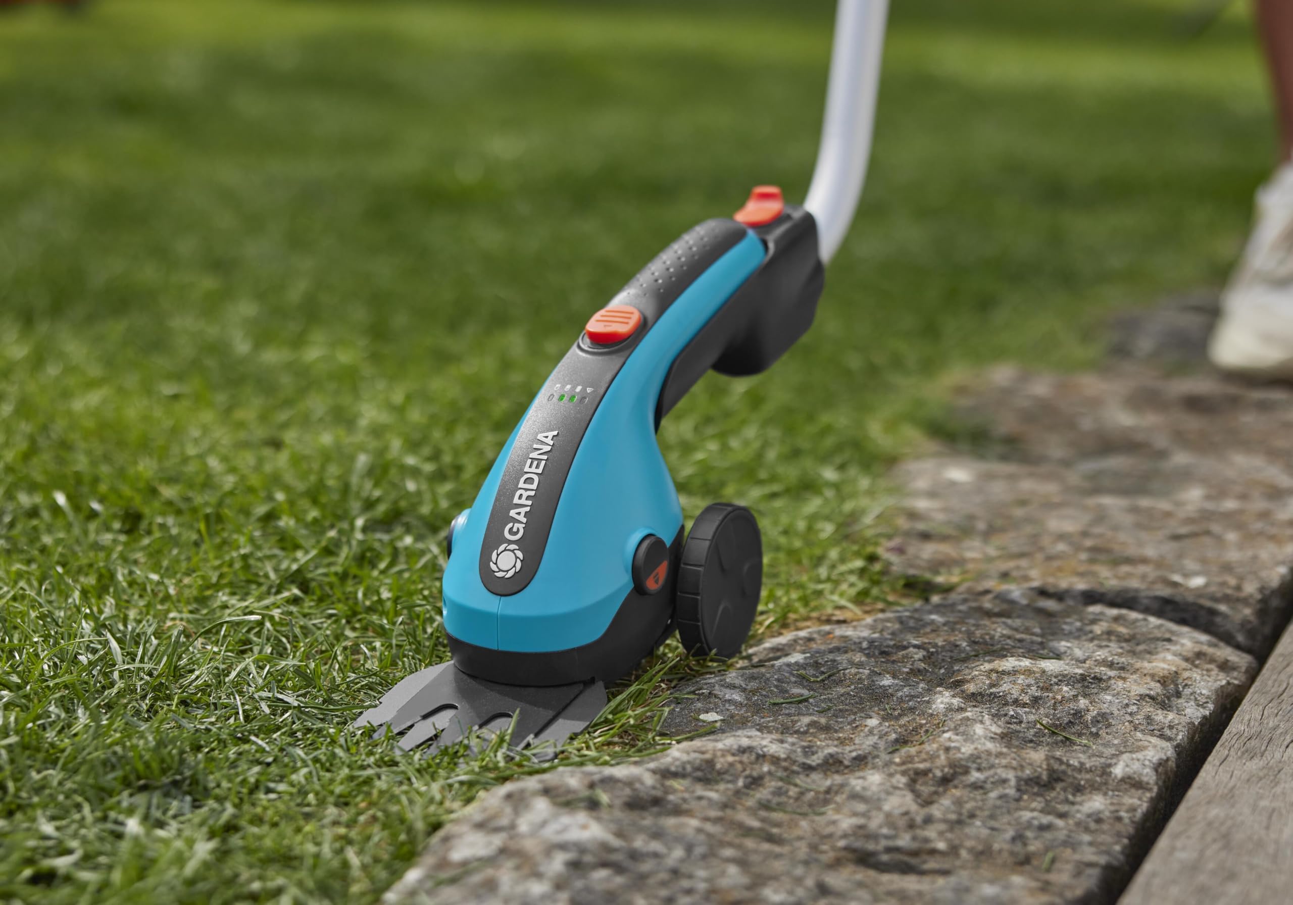 Gardena Set Akku-Grasschere ClassicCut Li: Rasenkantenschere mit 8 cm Schnittbreite und Teleskopstiel mit Rädern, Komforthandgriff mit LED-Ladezustandsanzeige, Messerwechsel ohne Werkzeug (9886-20)