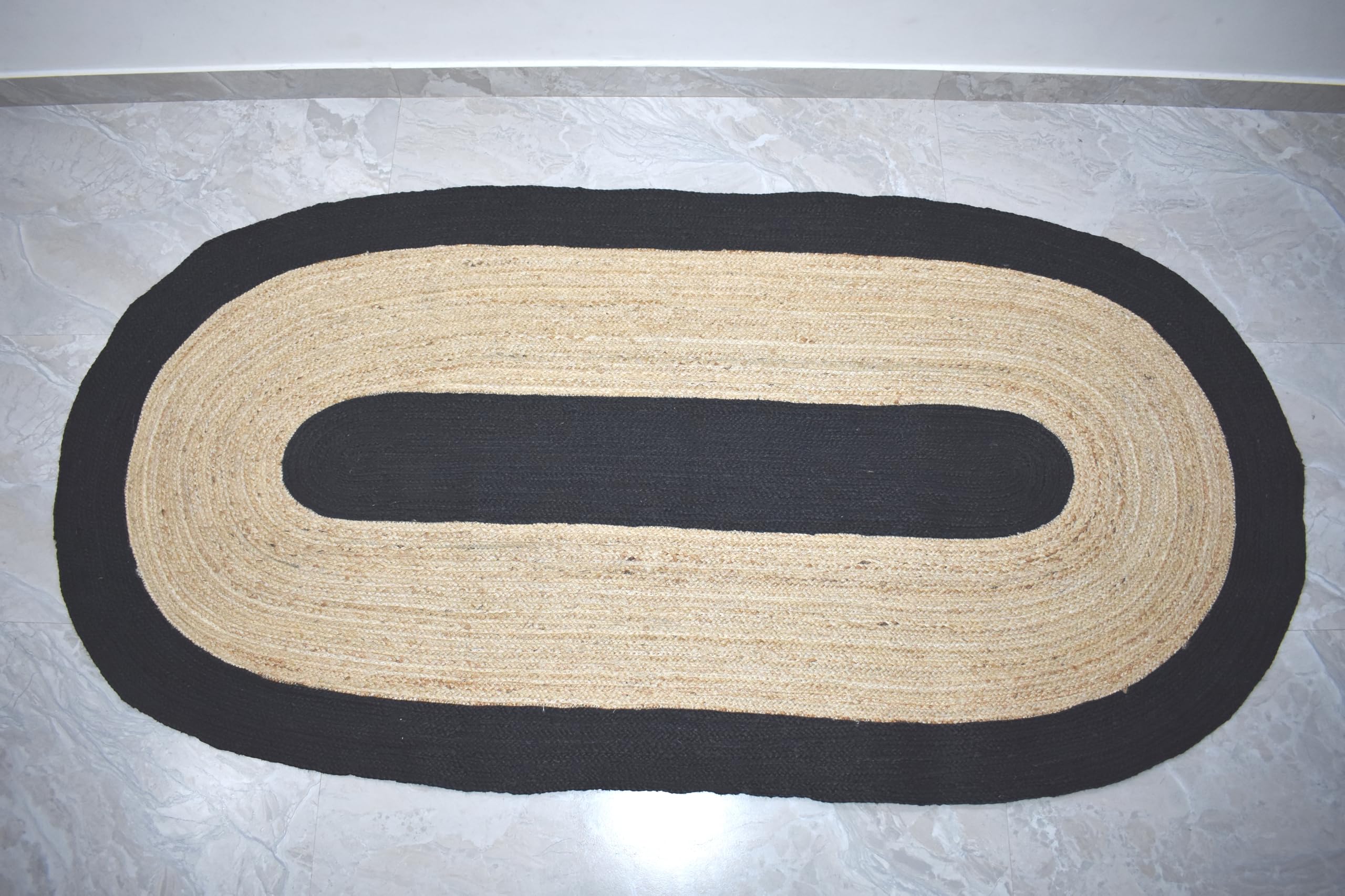 Tapis ovale en jute naturelle tressé main avec bord noir 120x180 cm