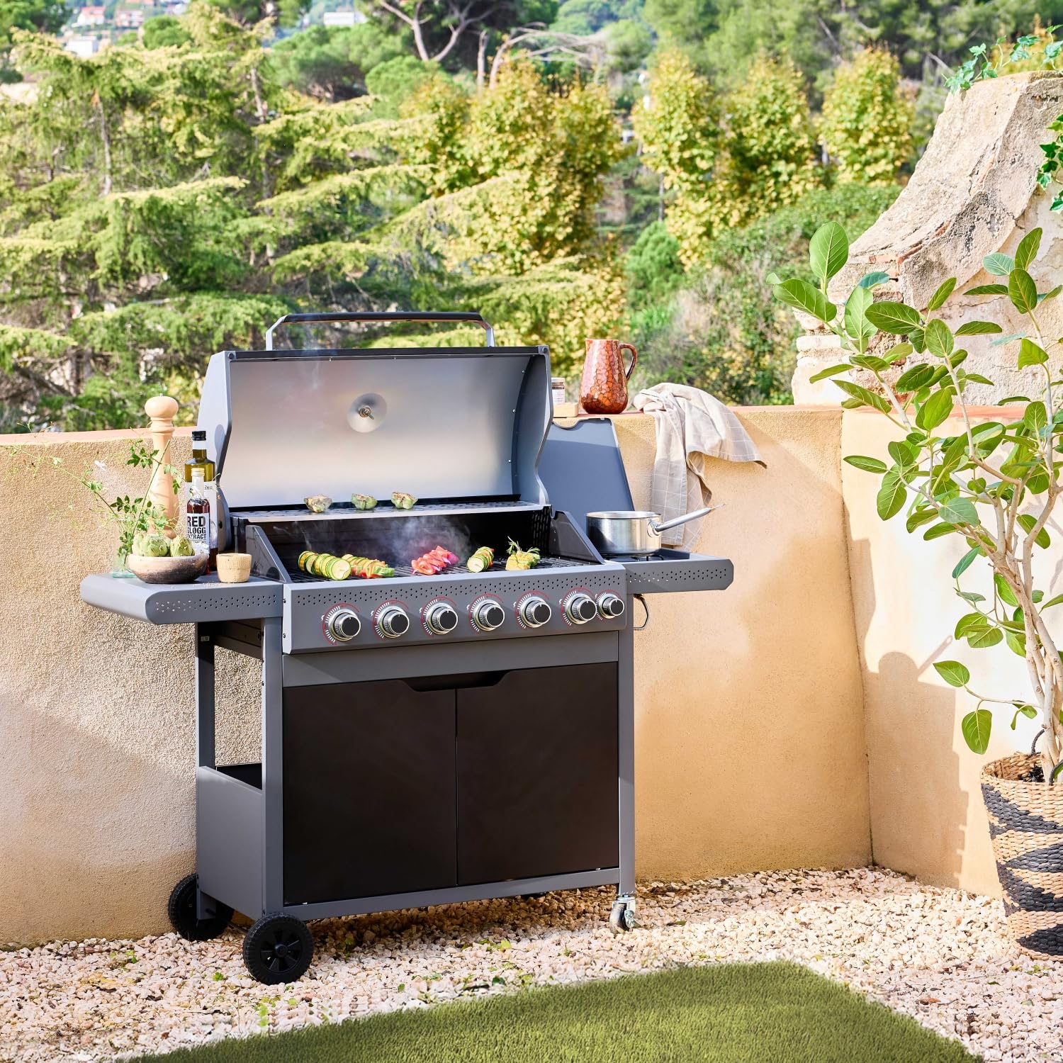 sweeek - Barbecue au gaz Edmond noir - 6 brûleurs + 1 feu latéral. avec thermomètre. L 132x P62 x H143 cm