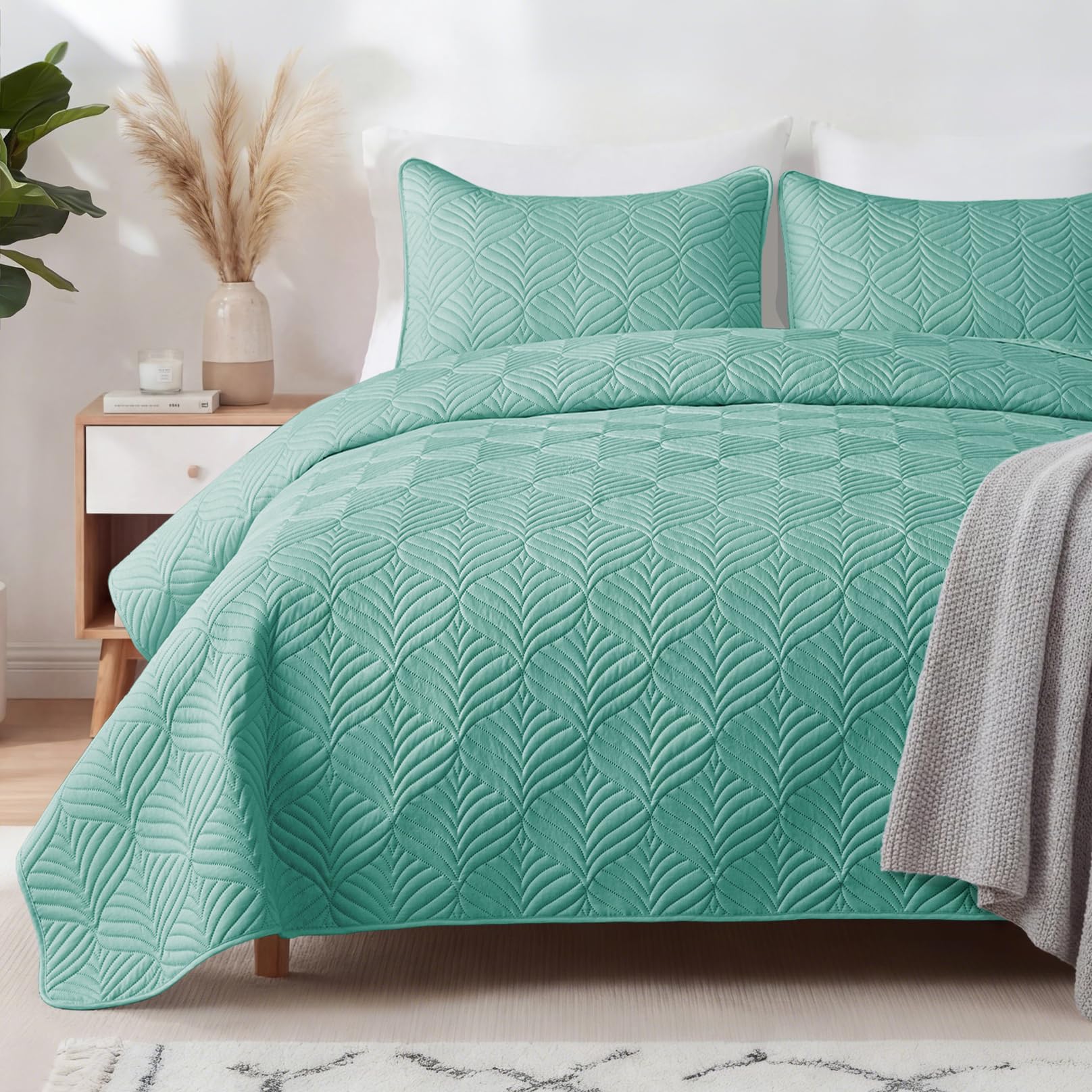 Whale Flotilla Extra Soft King Quilt Bedding Set, Lightweight Turquoise Bedspreads Quilt King Size with Modern Pattern, Reversible 3-Piece Coverlet