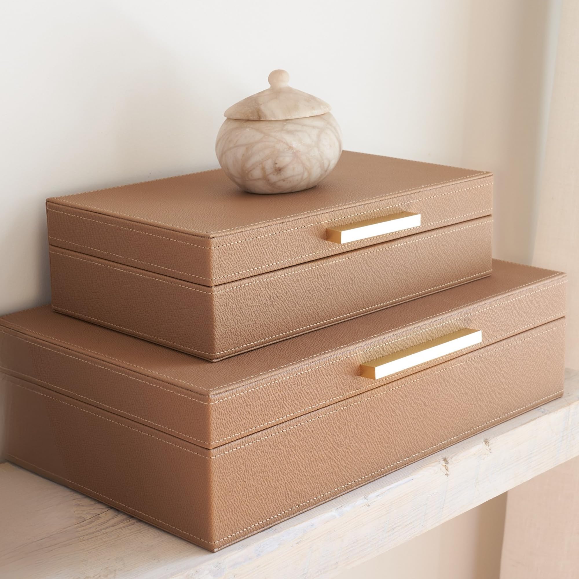 ZICOTO Moderno juego de 2 cajas de almacenamiento decorativas con asas de metal negro, caja organizadora de joyas de piel sintética, recuerdos y fotos para el hogar y la oficina