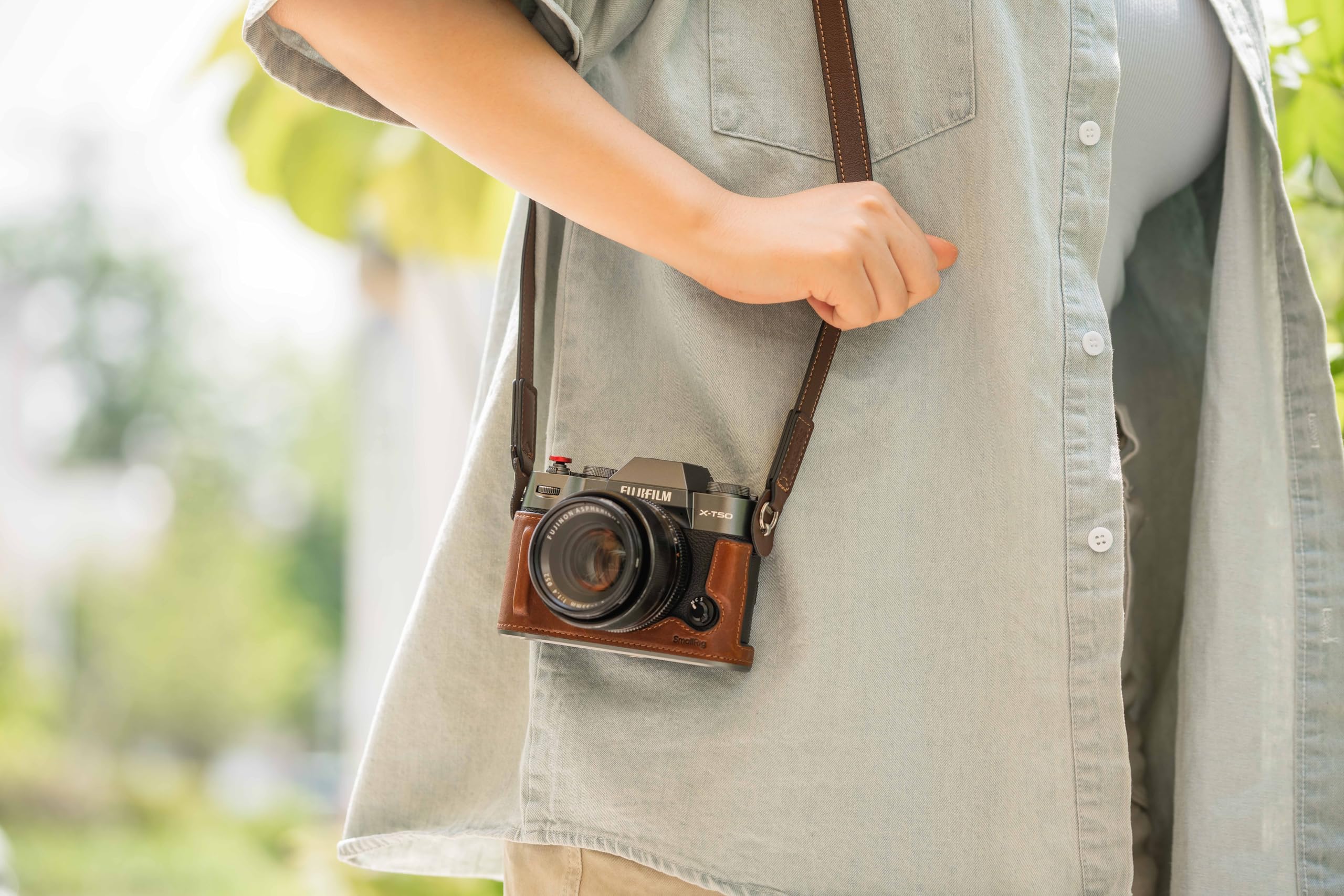 SMALLRIG X-T50 Half Leather Case Kit with Shoulder Strap, Halbledertasche für Kamera im Retro-Stil aus Leder mit Rahmen aus Aluminiumlegierung für FUJIFILM X-T50, (Braun) - 4710
