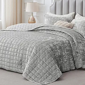 BEDELITE Velvet Quilt Set Queen Size - Luxury Velvet Comforter Bedding Set 3 Pieces, Soft Cozy Light Grey Oversized Bedspread Coverlet for All Seasons with 2 Pillow Shams