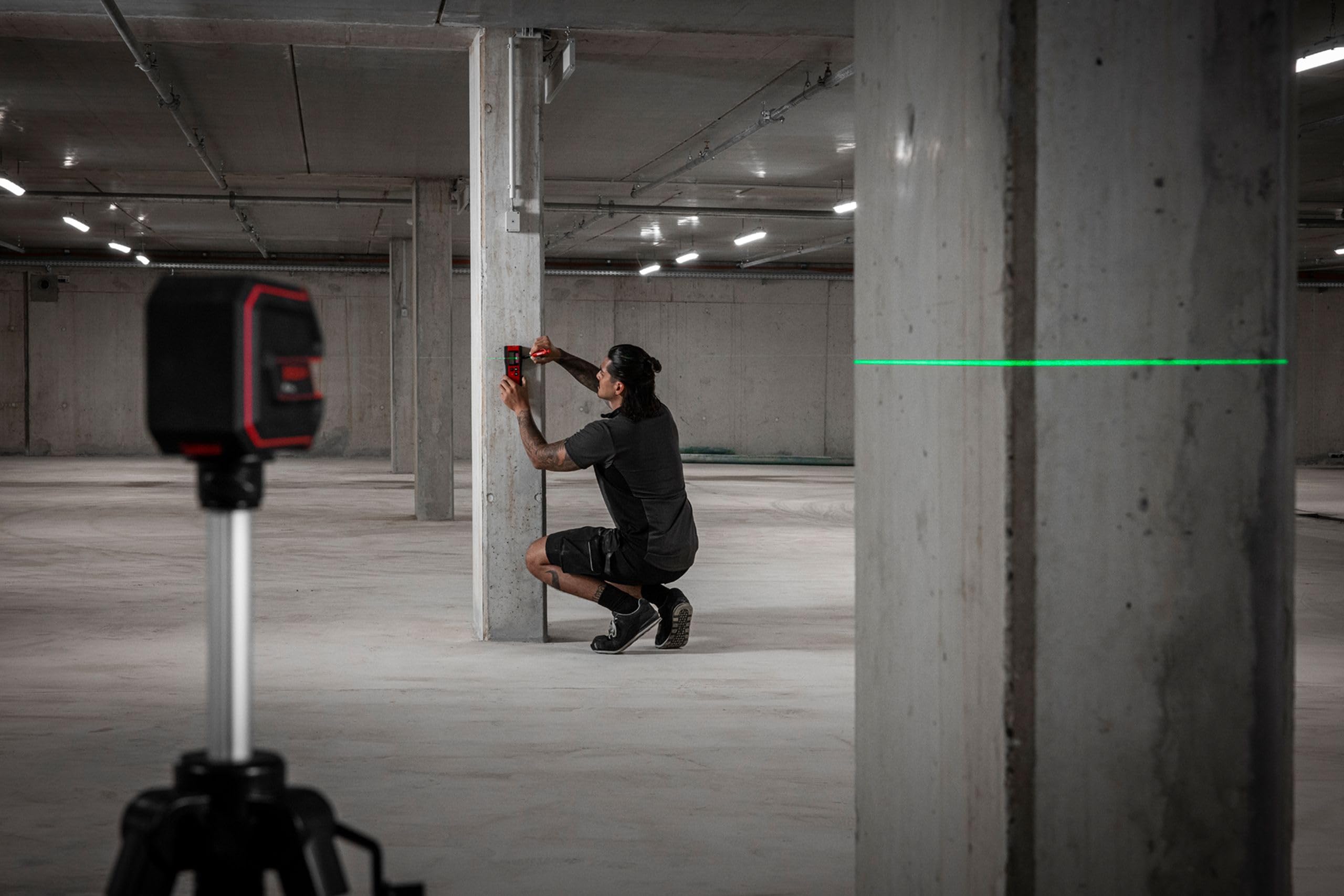 SOLA X2 GREEN Kreuzlinienlaser grün, Linienlaser für Innenausbau & Trockenbau, Laser Messgerät mit scharfen Linien, großer 170° Arbeitsbereich, 30m/80m Reichweite, Neigungsfunktion, einfache Bedienung