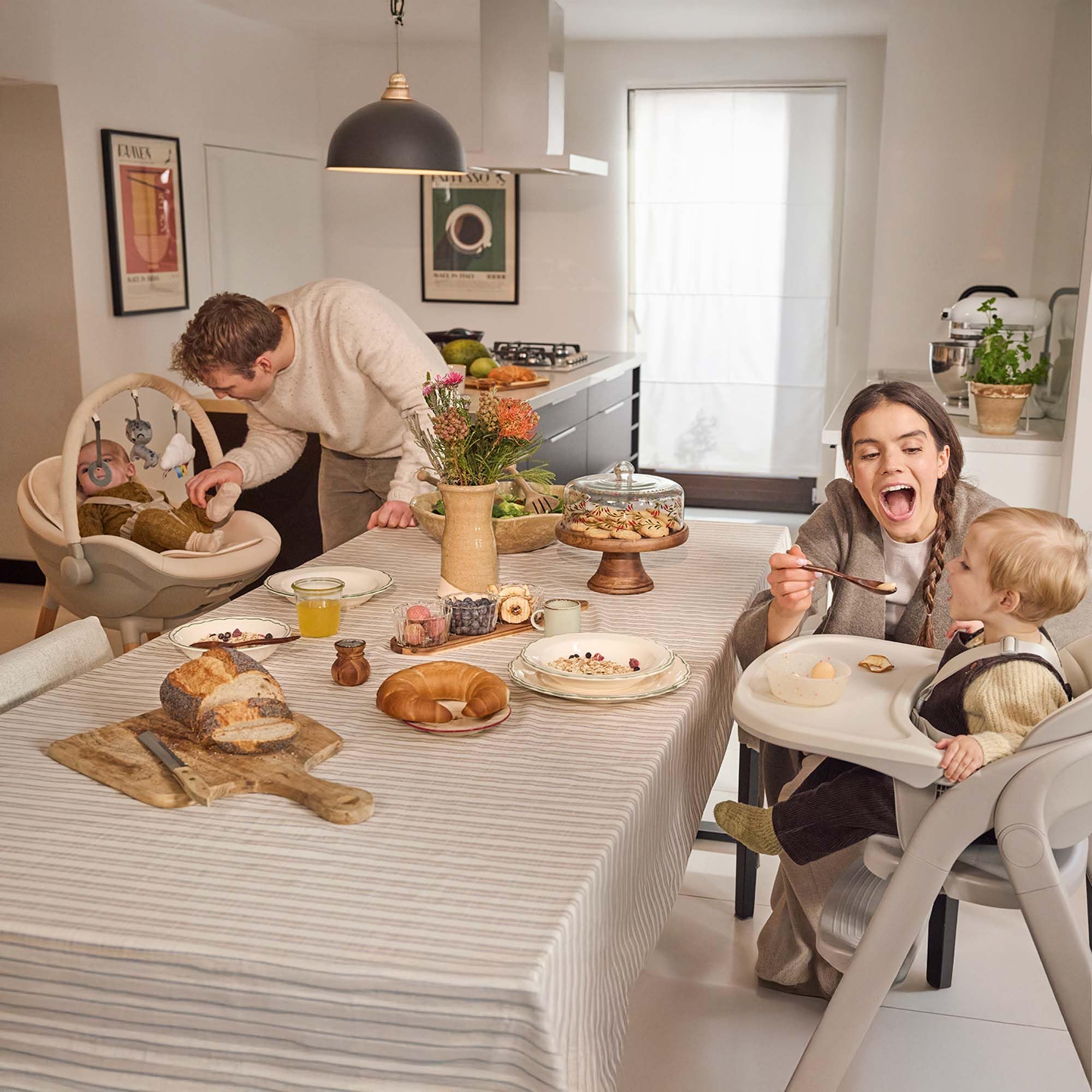 Kinderkraft TINO Seggiolone 3 in 1, Regolabile, Cintura di Sicurezza a 5 Punti, Vassoio Rimovibile, Facile da Pulire, Pieghevole, Adatto a Bambini e Adulti, Beige