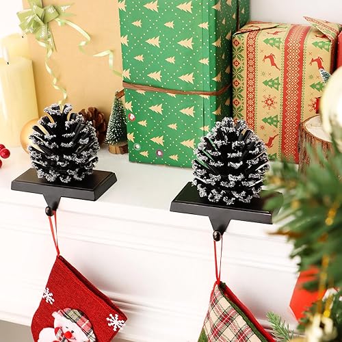 Miniatura 5 de Paquete de 2 soportes para calcetines de Navidad con cono de pino con copo de nieve, colgadores de metal marrón 3D para decoración de chimenea de