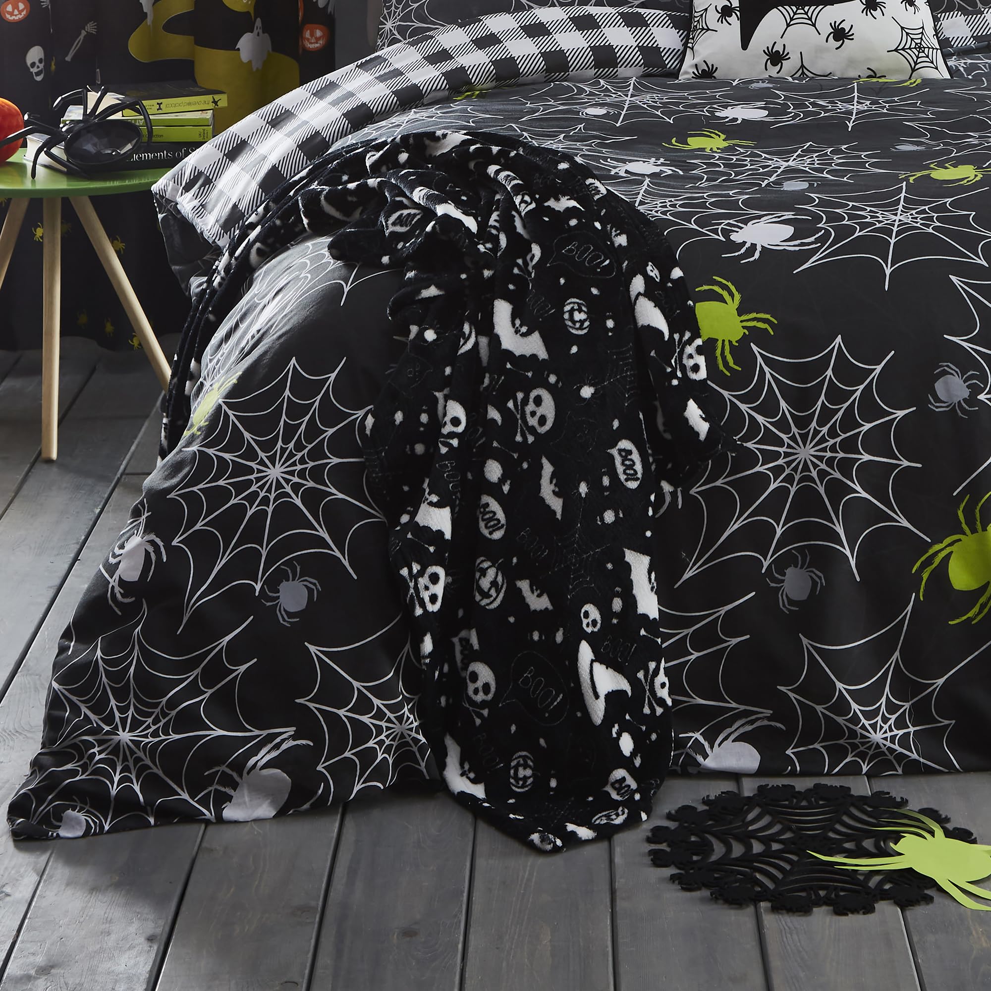 Bedlam - Halloween Fleece Blanket (120 x 150cm) - Super Soft & Cosy Black Fleece Throw with Spooky Bats & Skulls - Image 2