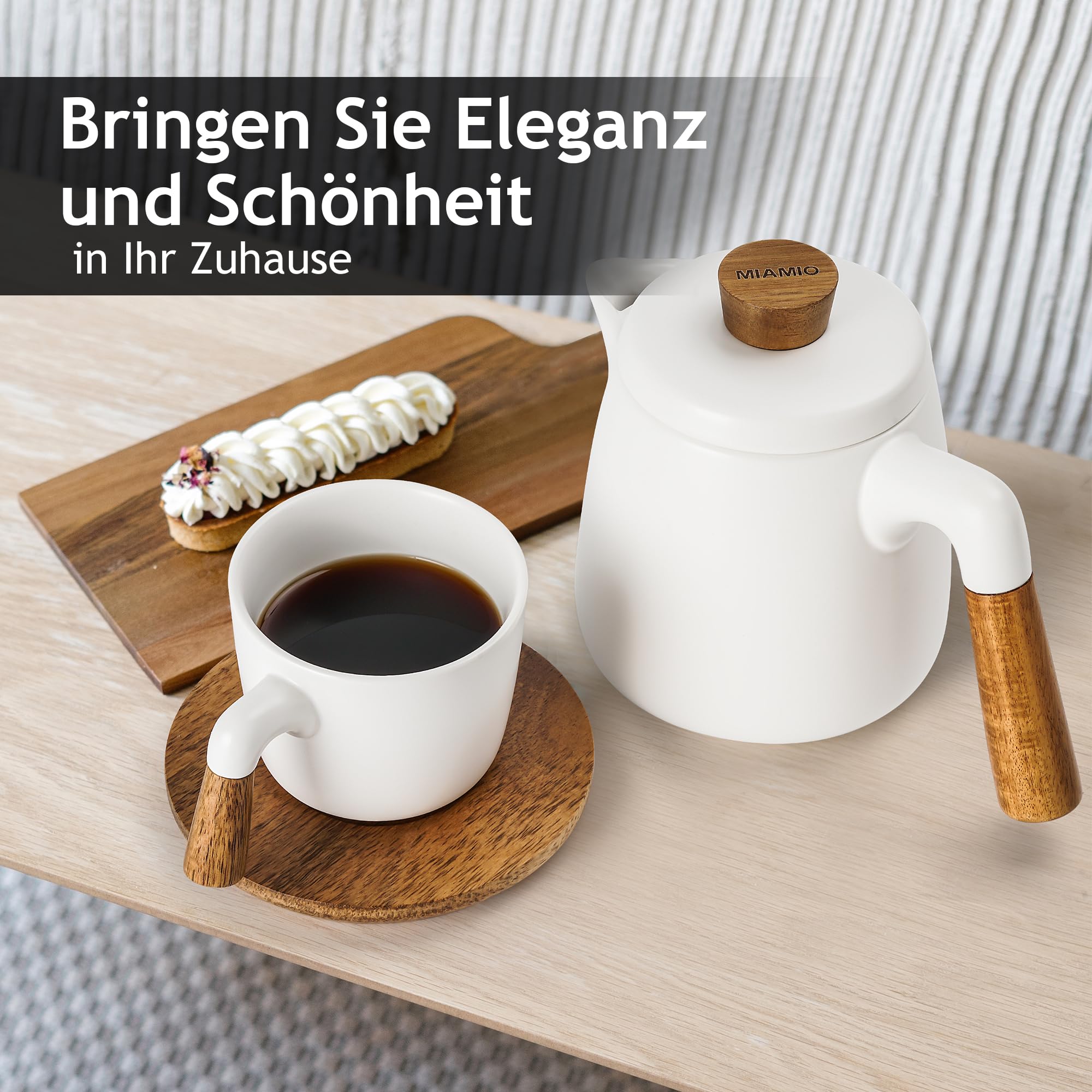 MIAMIO - 1 Liter Keramik-Teekanne-Set mit Siebeinsatz und Tassen/Teesieb, 4 Keramik-Teetassen (300 ml), Bambus-Untersetzer/Henkel für Haus und Büro (Weiß)