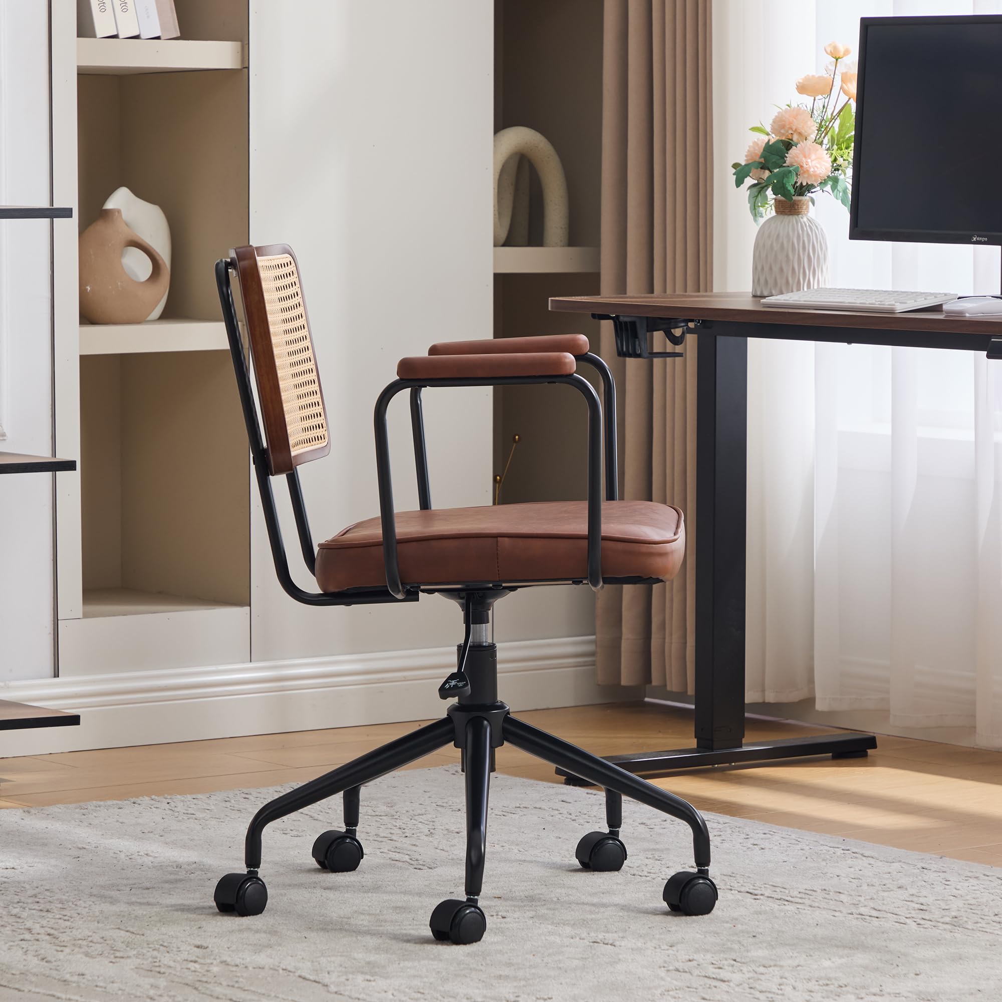 Sedia da ufficio vintage in rattan con braccioli, sedia girevole regolabile in altezza con sedile in pelle PU e schienale in rattan sintetico, per casa e ufficio, marrone