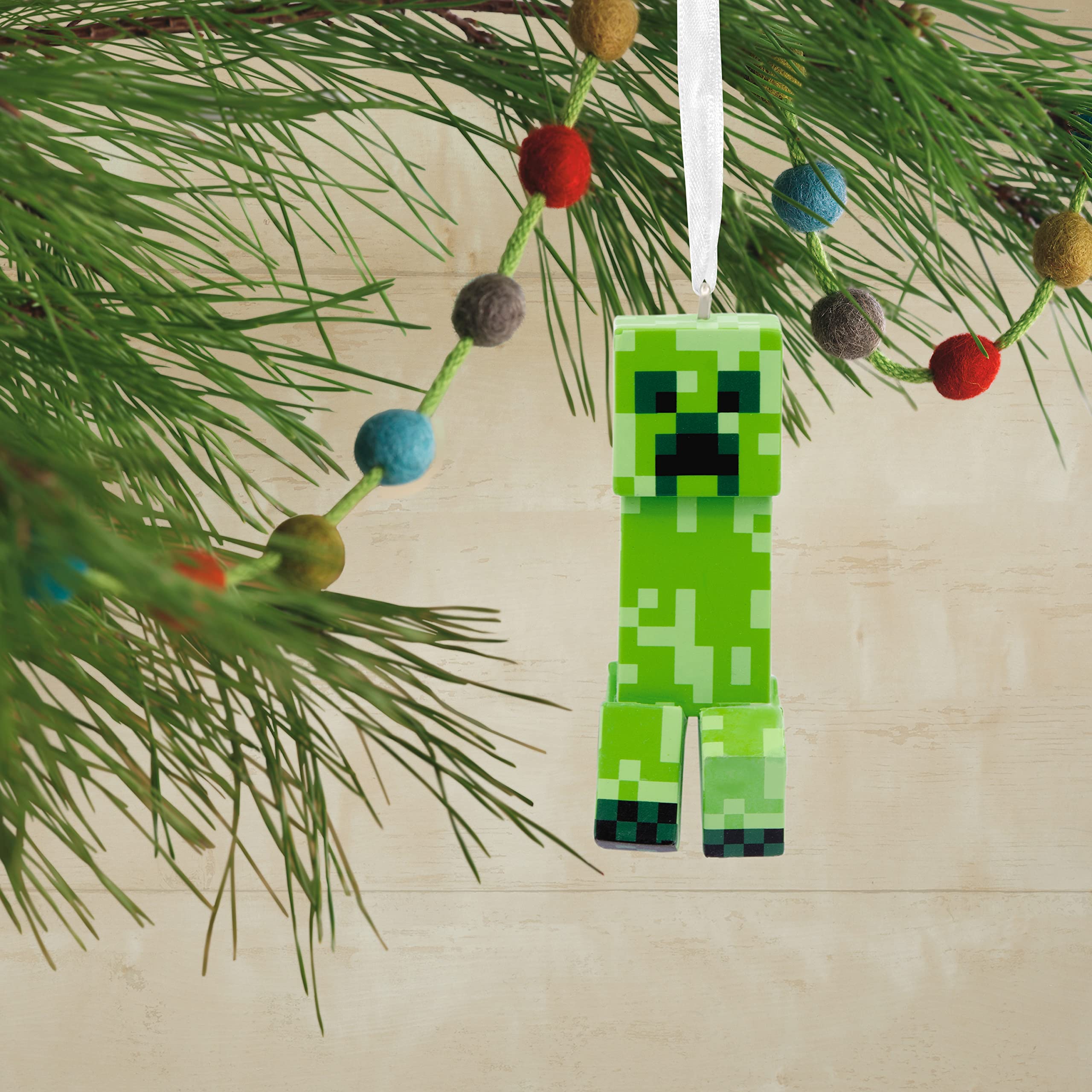 Hallmark マインクラフト　クリスマスオーナメント　クリーパー　POP! Amazon.com: Hallmark Minecraft Creeper Christmas Ornament : Home