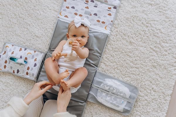 Fasciatoio Portatile Pieghevole e impermeabile XL–Questo fasciatoio è una borsa rimovibile composta da 6 tasche insieme a un dispenser di salviette e un comodo cuscino per la testa del bambino. - 3