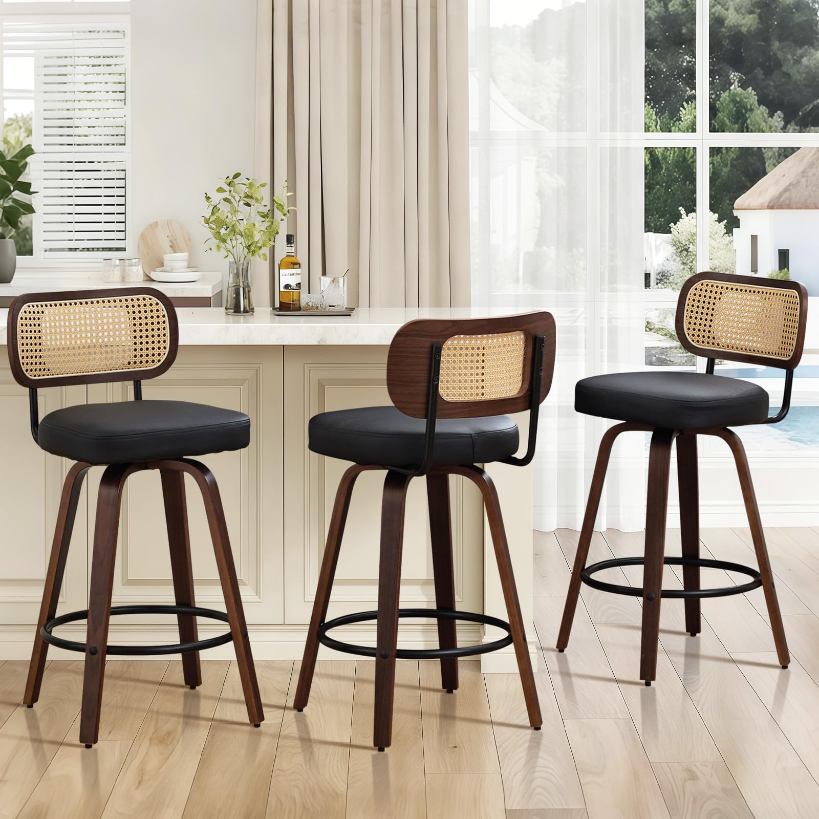 SoarFlash Lot de 3 tabourets de Bar pivotants, Hauteur d’Assise 65 cm, Dossier en rotin, Assise PU, Pieds Noyer, Repose-Pieds métallique. Tabouret Moderne pour îlot de Cuisine et Salle à Manger, Noir