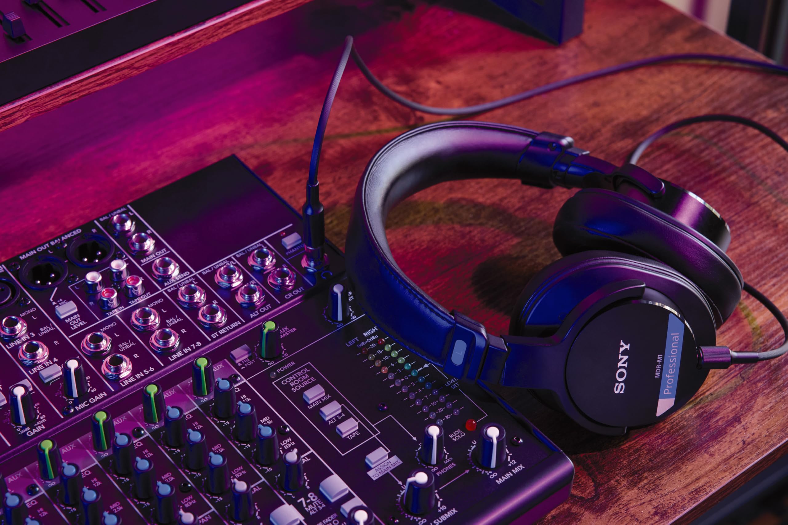 Sony Mdr-M1 Słuchawki Studyjne Zamknięte, Przewodowe, Szerokopasmowe (5 Hz–80 Khz), Optymalne Do Nagrywania i Miksowania w Studio, Lekkie (216G), w Zestawie 2 Optymalnej Klasy Odłączane Kable, Czarne