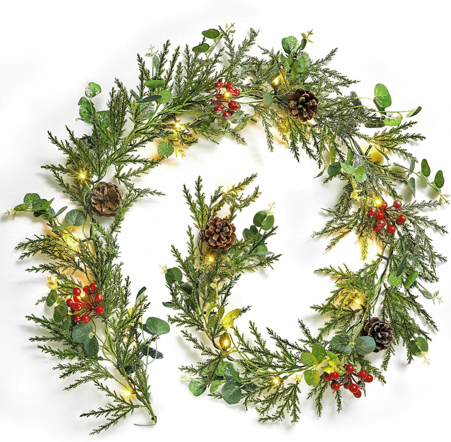 Brightown Guirnalda de Navidad con luces, luces LED de Navidad de 6 pies que funcionan con pilas con conos de pino, bayas, hojas de eucalipto, decoraciones de Navidad interiores para escaleras, puerta