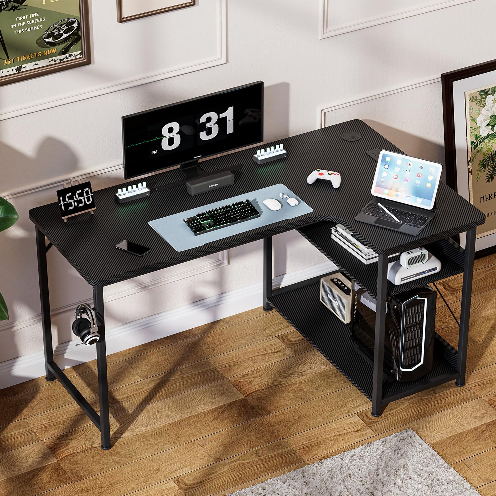 GTPLAYER Tavolo da gioco, 120 x 80 cm, a forma di L, con porta di ricarica USB e ripiano, scrivania angolare con ripiano, supporto per cuffie, tavolo per computer, tavolo da gioco