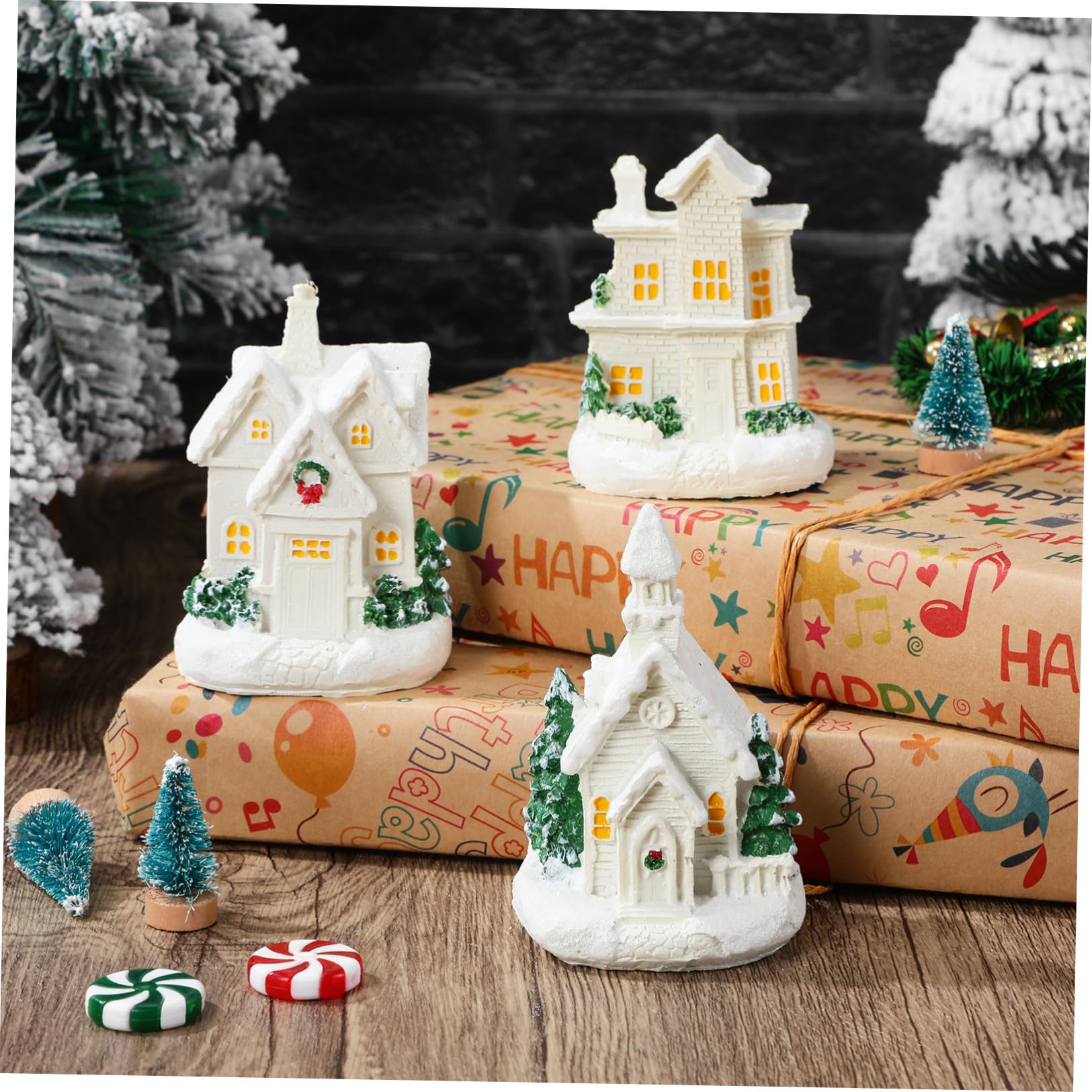 DOITOOL 3 Pezzi Case del Villaggio di Natale in Resina Bianca con Luci LED Luminose, Decorazione da Tavolo Festiva a Forma di Casa per Famiglie nel Periodo Natalizio