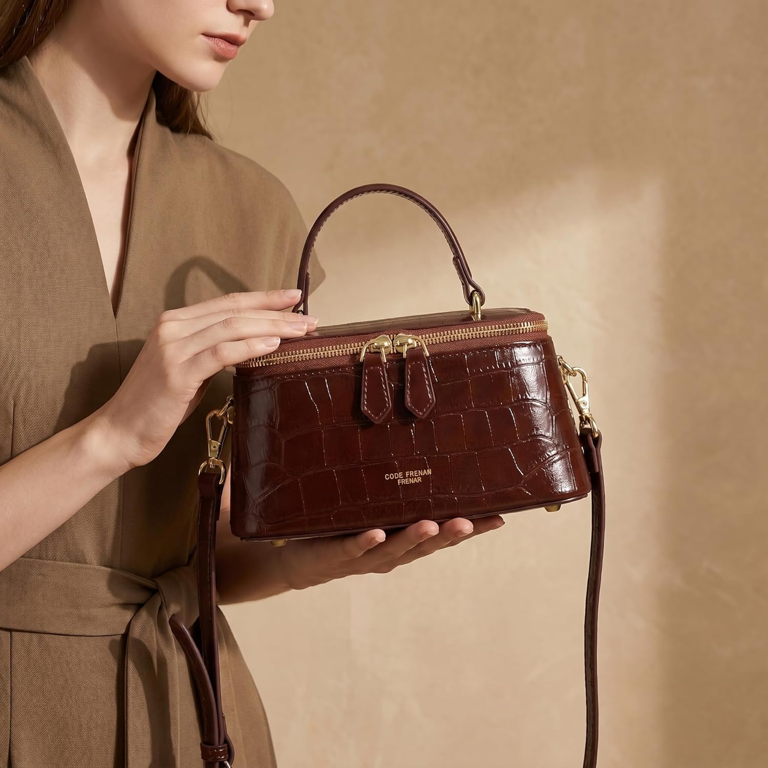 Women's crocodile-embossed crossbody bag, shoulder bag with adjustable shoulder strap, retro square tote bag.