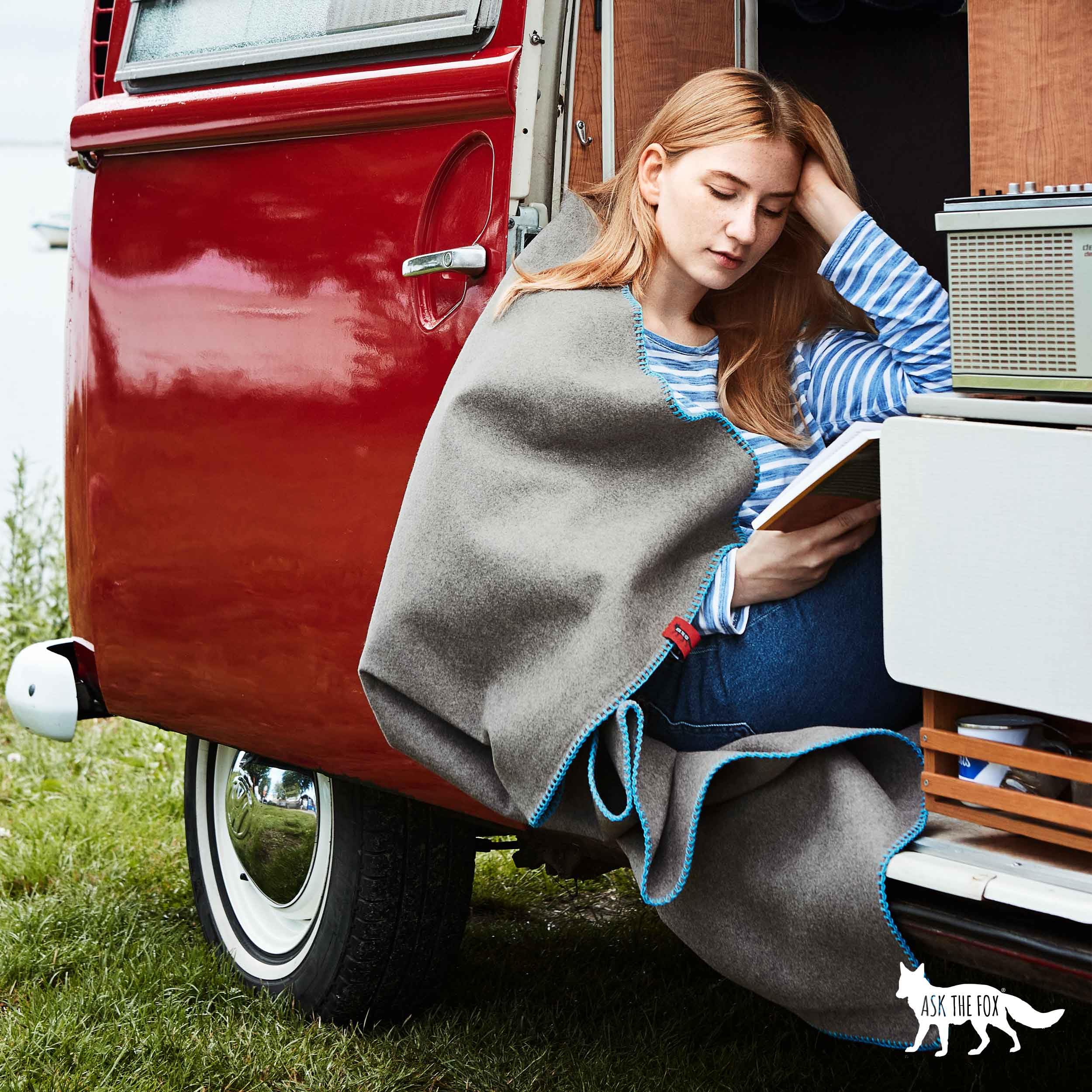 Cosy Fox | Multifunktionale Premium Feuerschutz- und Feuerlöschdecke mit Kuschelfaktor - Erstmaßnahme gegen Entstehungsbrände | 160x200cm (Grey-Bright Blue)