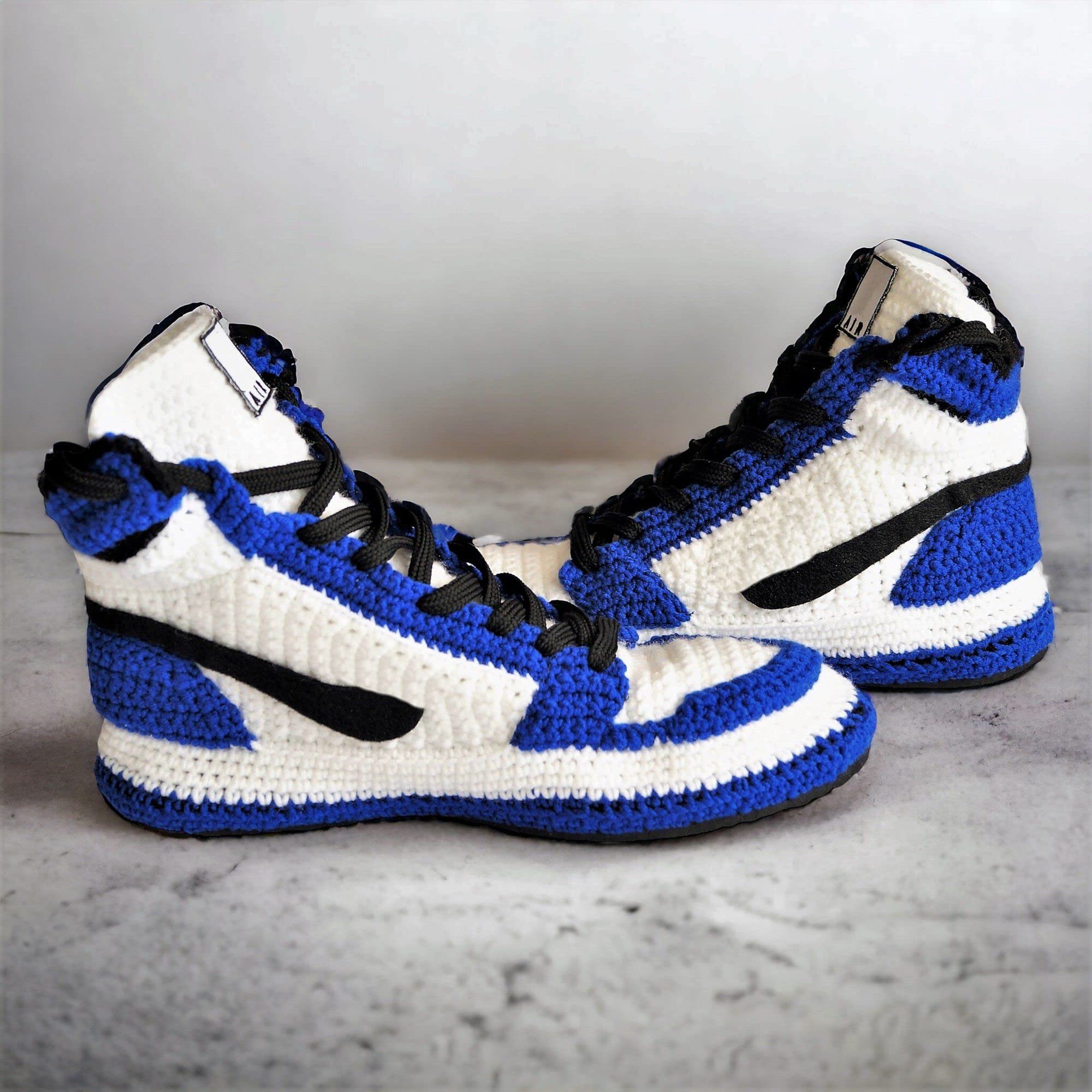 Handgefertigte Universitätsblaue Jordan Style Sneaker Hausschuhe - Personalisierte High-Top Plüsch Slipper - Große Größen - Warme Baumwoll-Woll-Mischung