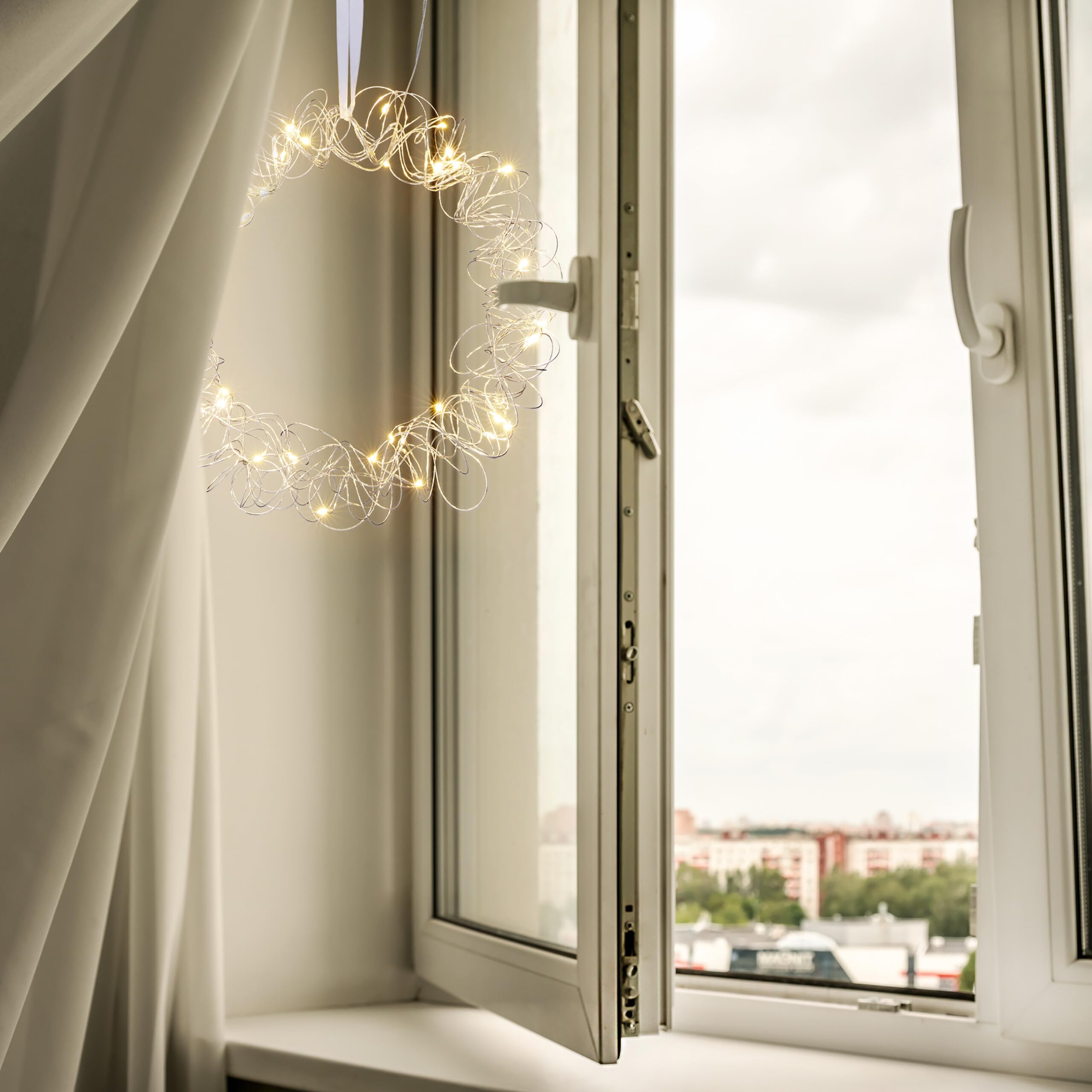 Relaxdays Wieniec świetlny LED, dekoracja okienna wewnątrz, do zawieszenia, Ø 30 cm, przez cały rok, koło świetlne, zasilanie bateryjne, srebrny, żelazo, miedź