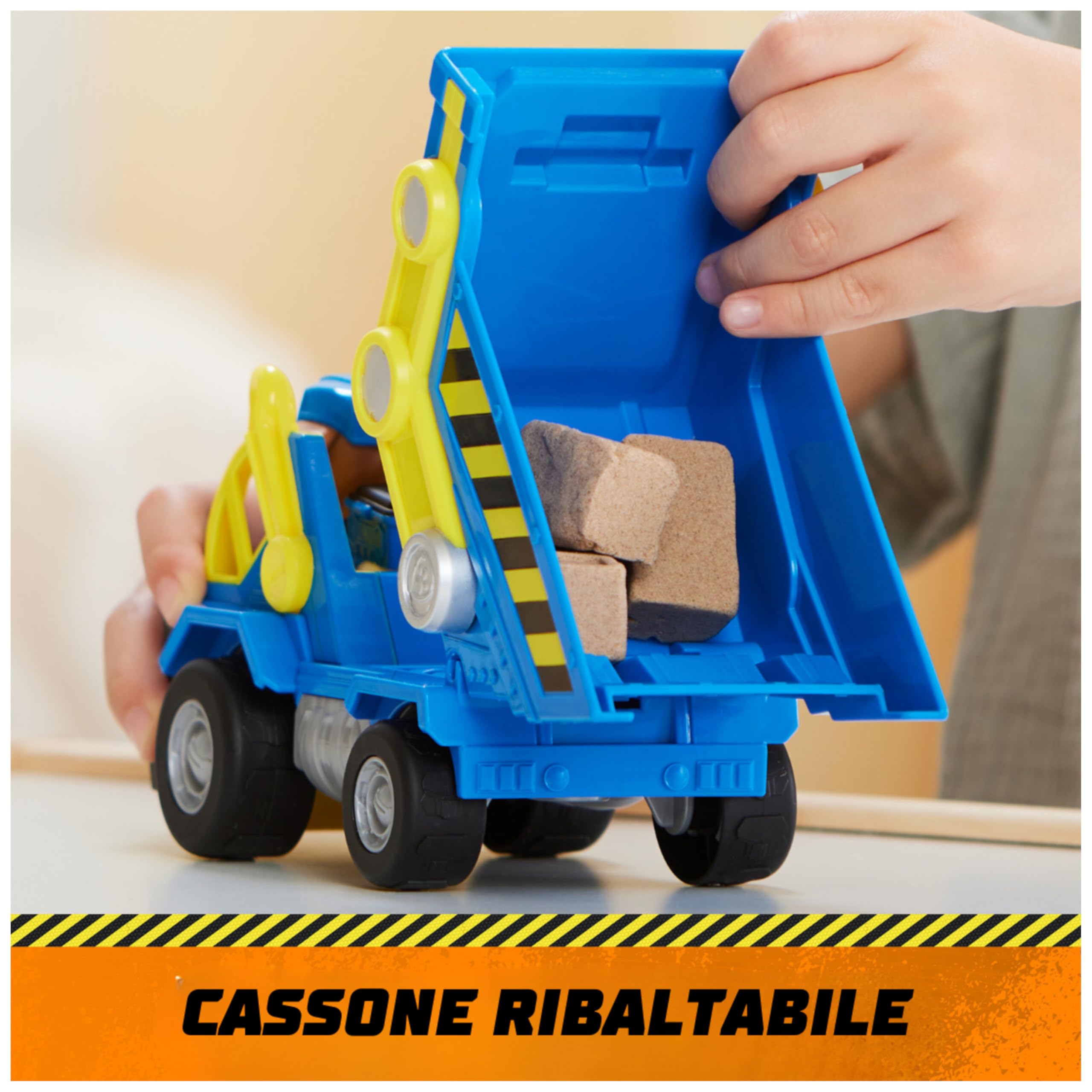 Rubble & Crew, Veicolo da lavoro di Wheeler, Camion ribaltabile con parti mobili e personaggio da collezione, giocattoli per bambini dai 3 anni in su