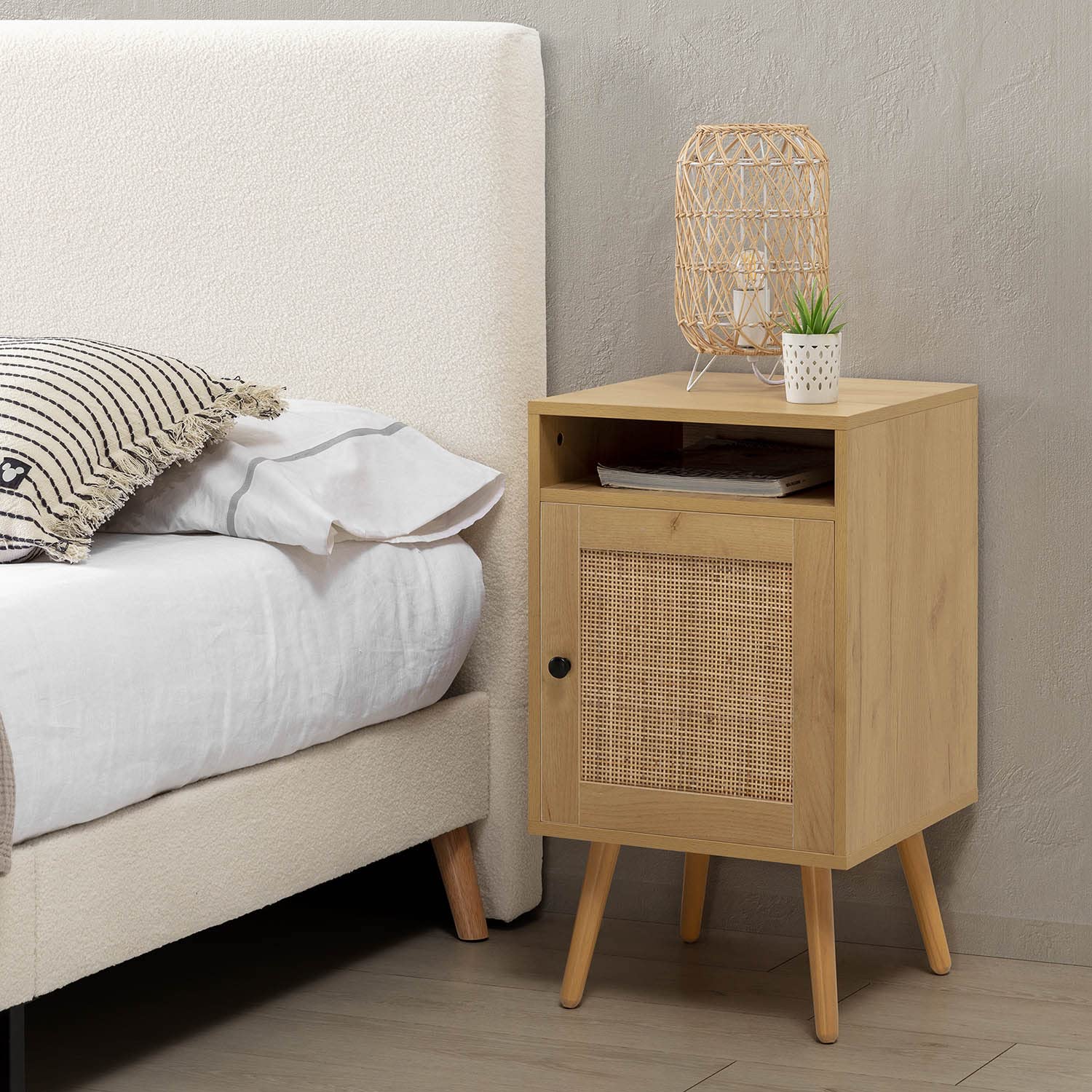 HOMN LIVING Mesita de Noche Bella 1 Puerta Color Roble, ratán Natural, 40 cm (Ancho) 39 cm (Profundo) 70 cm (Altura)