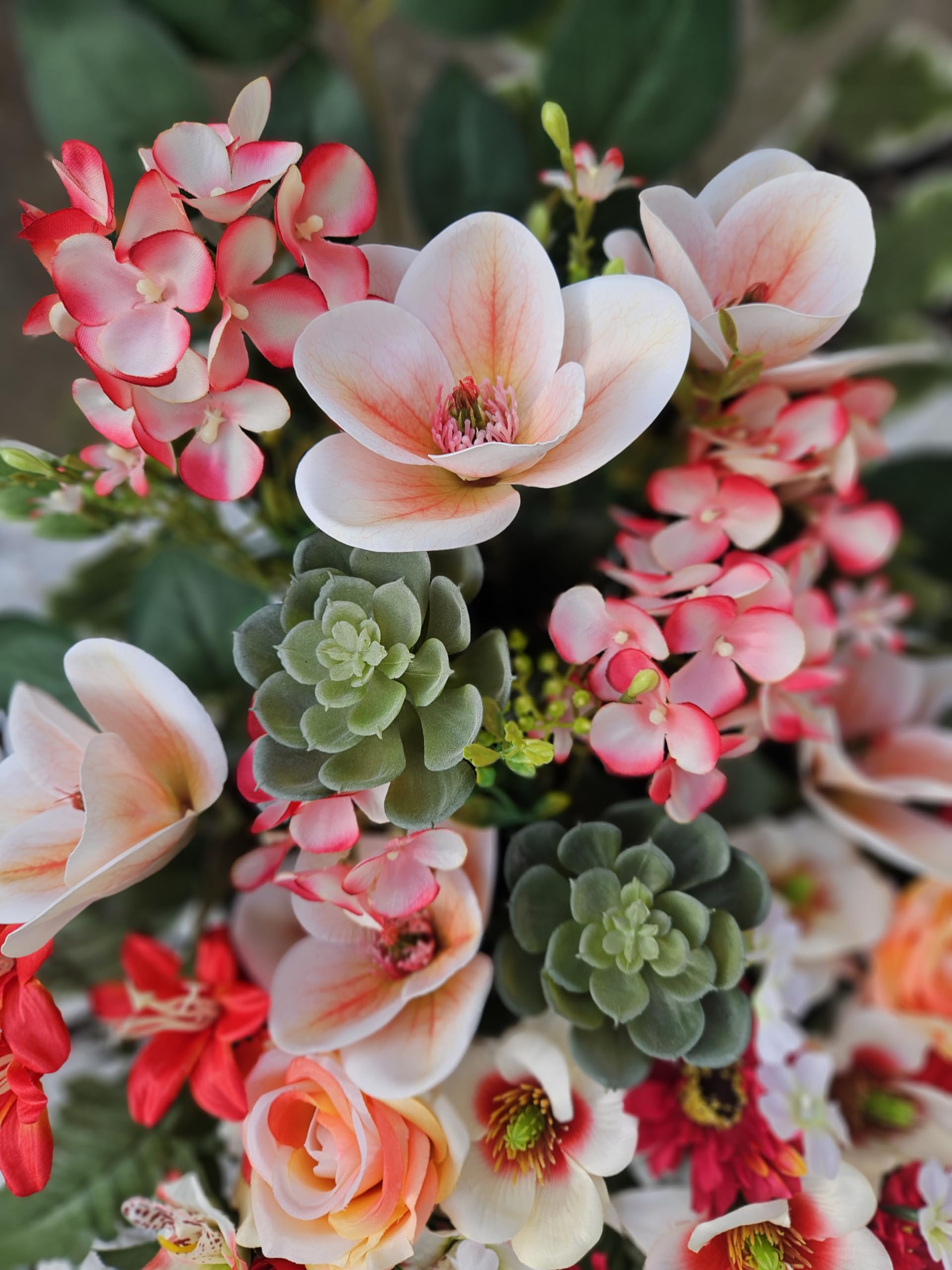Composition De Fleurs Artificielles. Réalisé par Nos Soins, Fleurs De Qualité. Haut 47cm.