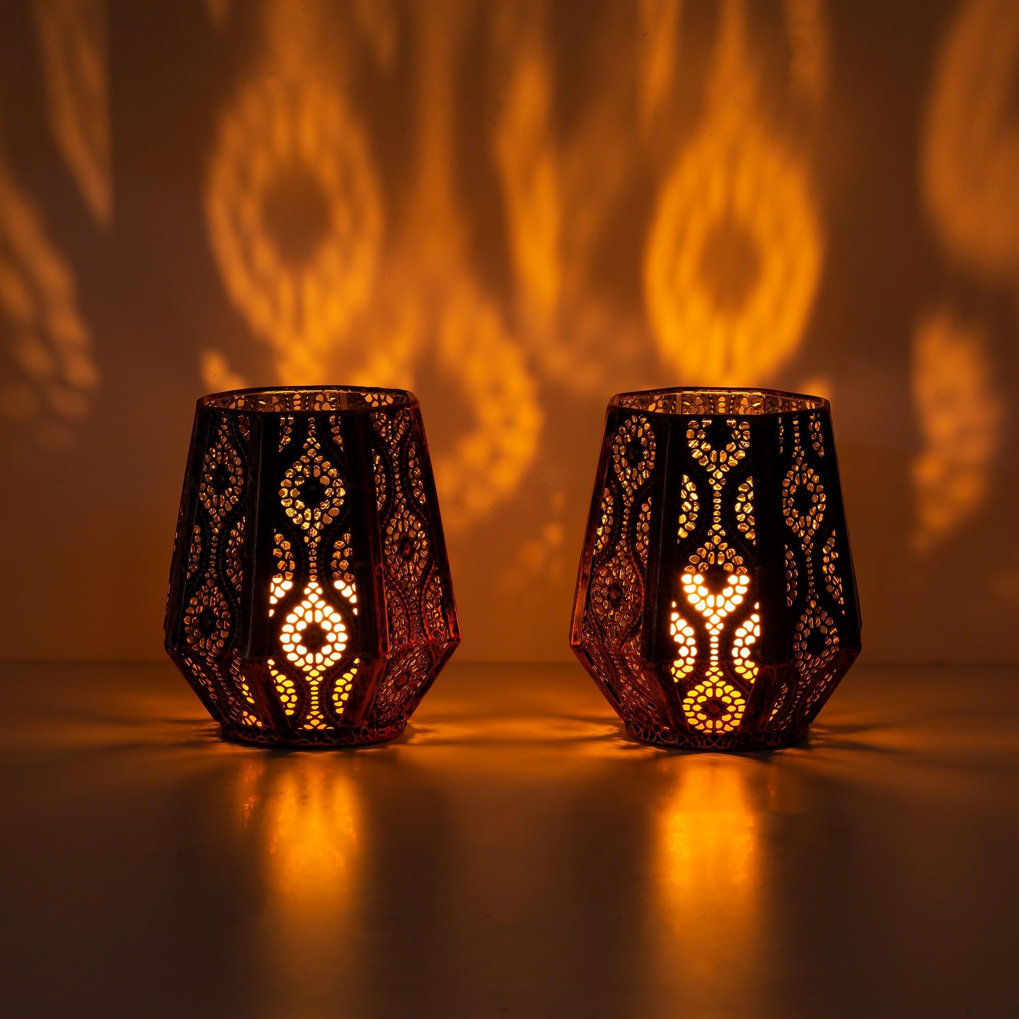 Romadedi Lanterne marocchine dorate, set di 2 lanterne decorative in metallo per candele a colonna, Natale, Ramadan, Halloween, giardino all'aperto