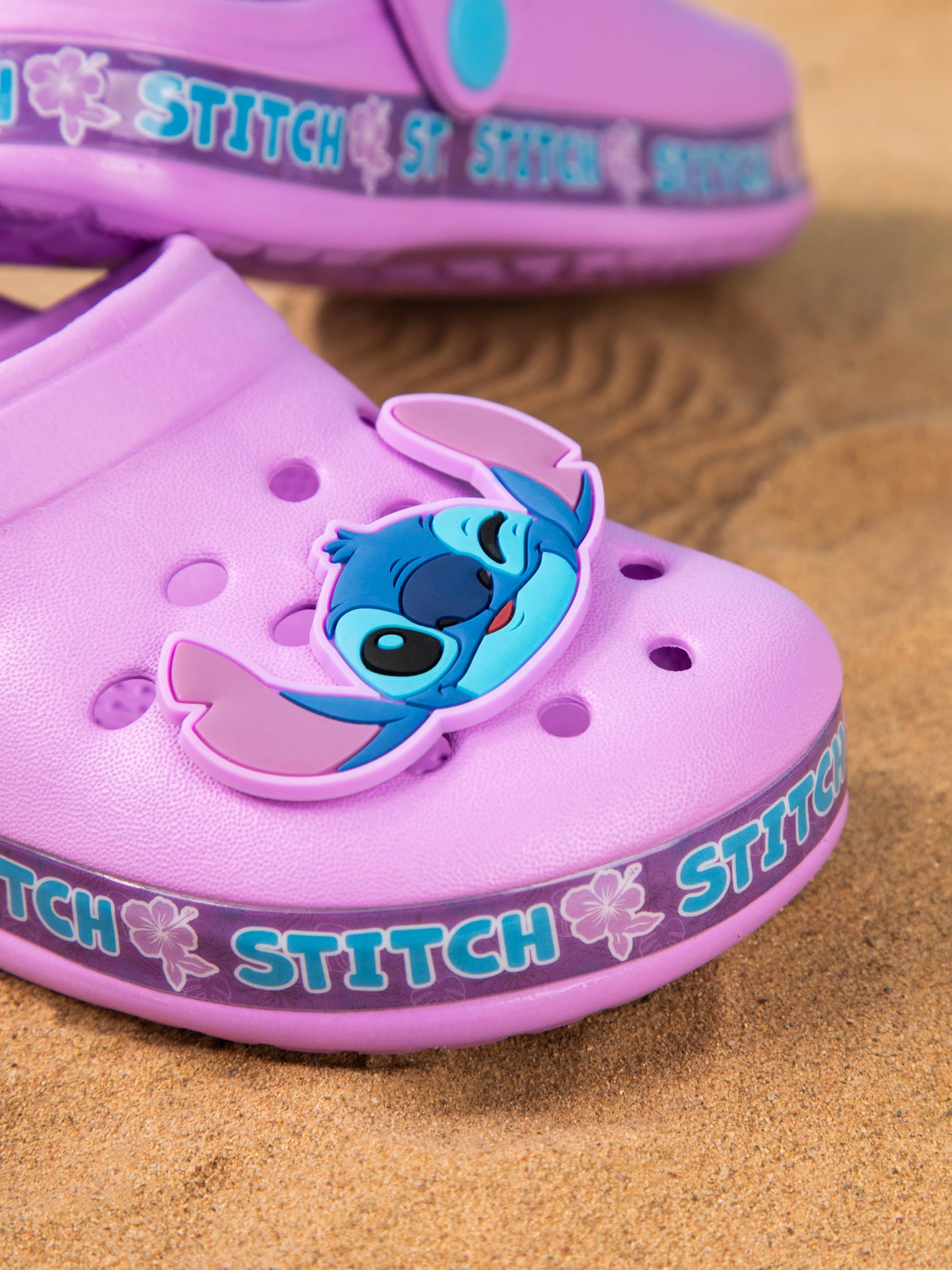 Disney Sabots Lilo & Stitch pour Filles | Chaussures Enfant à Enfiler avec Breloques Stitch Roses | Sandales/Mules d'intérieur et d'extérieur à l'effigie du Personnage, avec Bride Ajustable