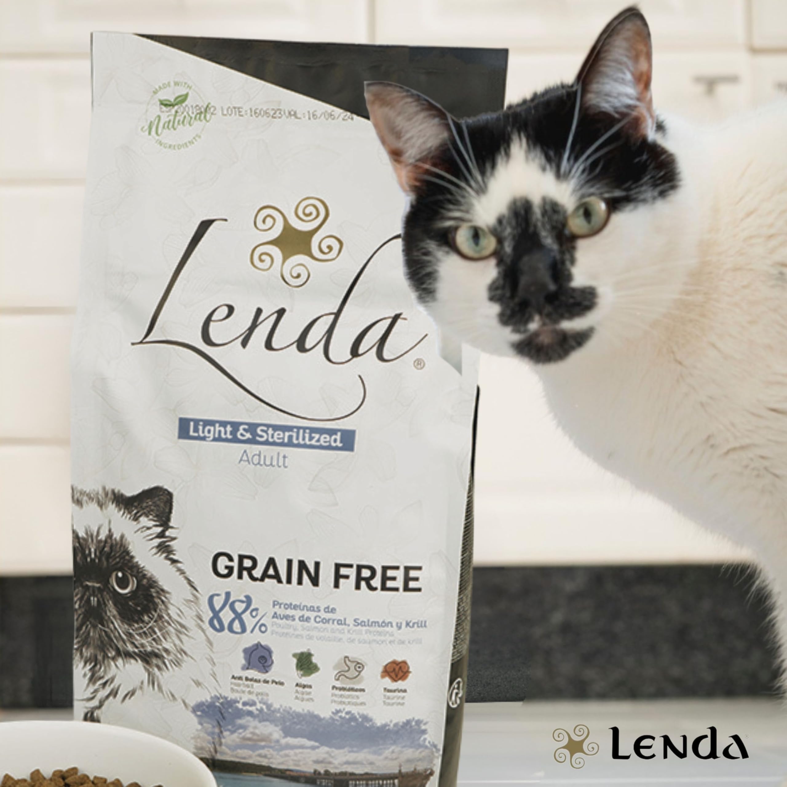 Lenda Gatto Adult Light & Sterilized 7 kg - Crocchette Senza Cereali per Gatti Adulti Sterilizzati o in Sovrappeso - Cibo Basso Contenuto Calorico - Con Condroprotettori - Croccantini Naturale