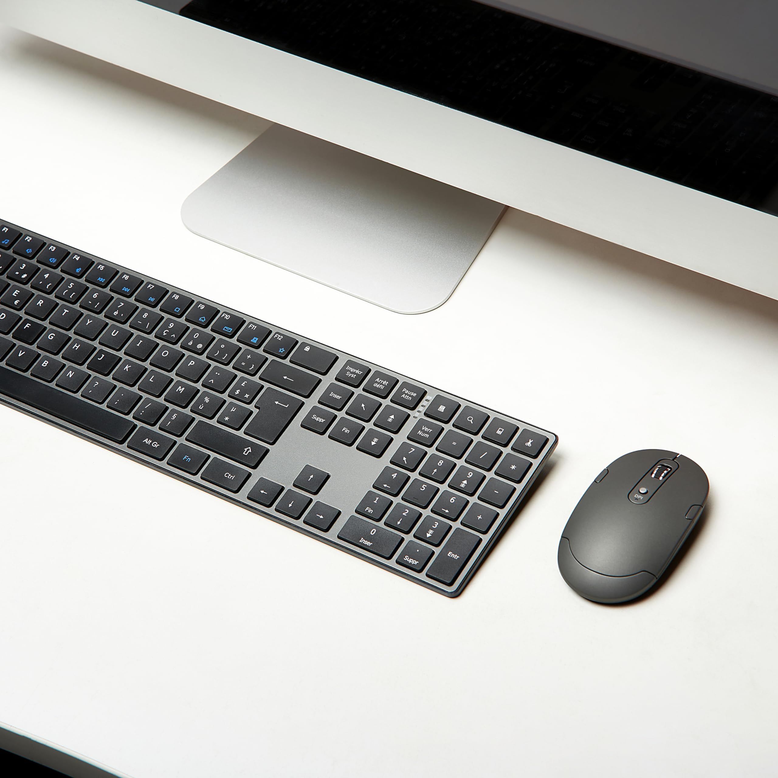 Amazon Basics souris sans fil rechargeable - Clavier complet ultra-mince et silencieux avec pavé numérique, FR Layout Gray, noir