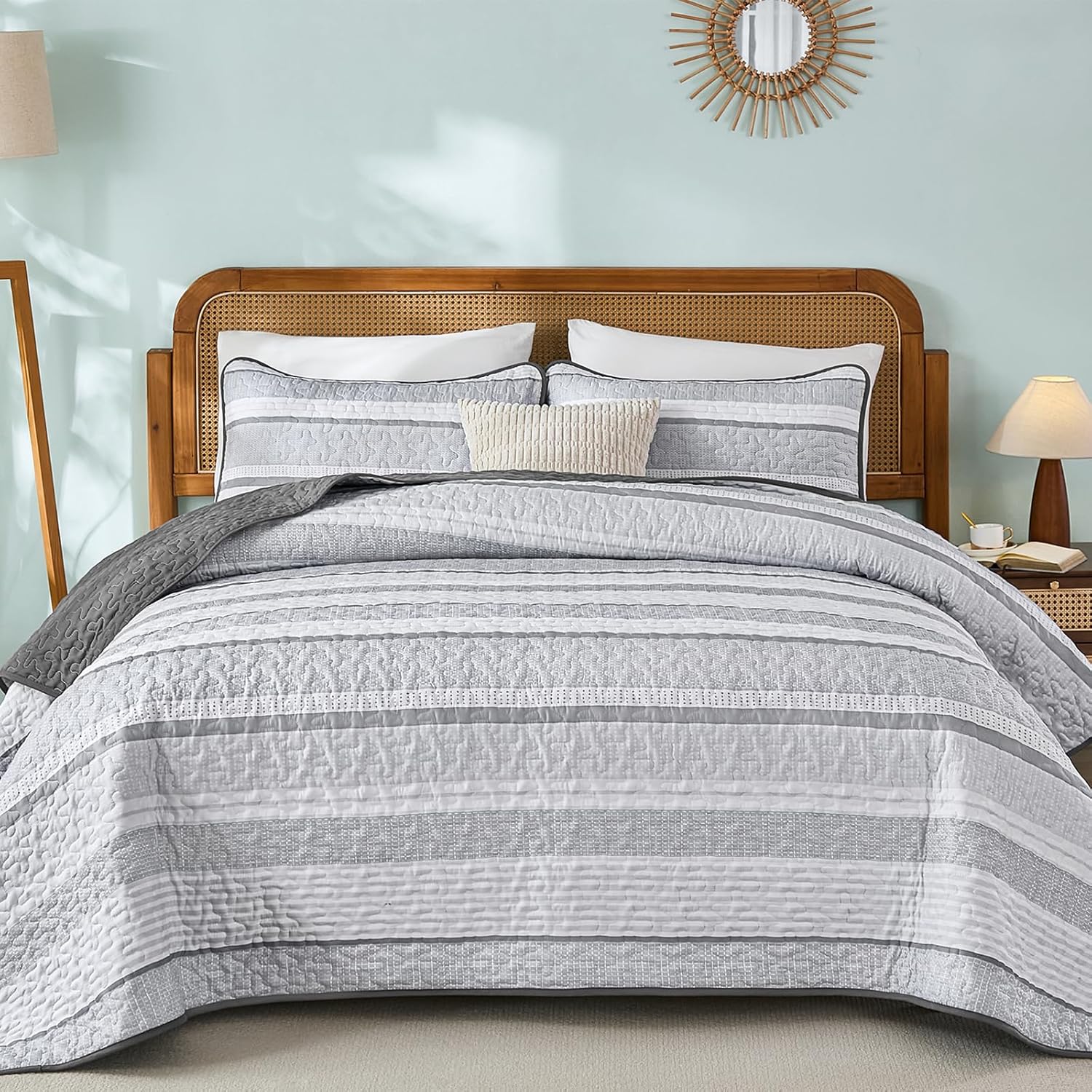 Dintszyayue Quilt Queen Size Grey White, 3 Pieces Boho Striped Bedspread Bedding for Queen Size Bed, Soft Lightweight Microfiber Bohemian Coverlet Set for All Season Quilts with 2 Pillowcases