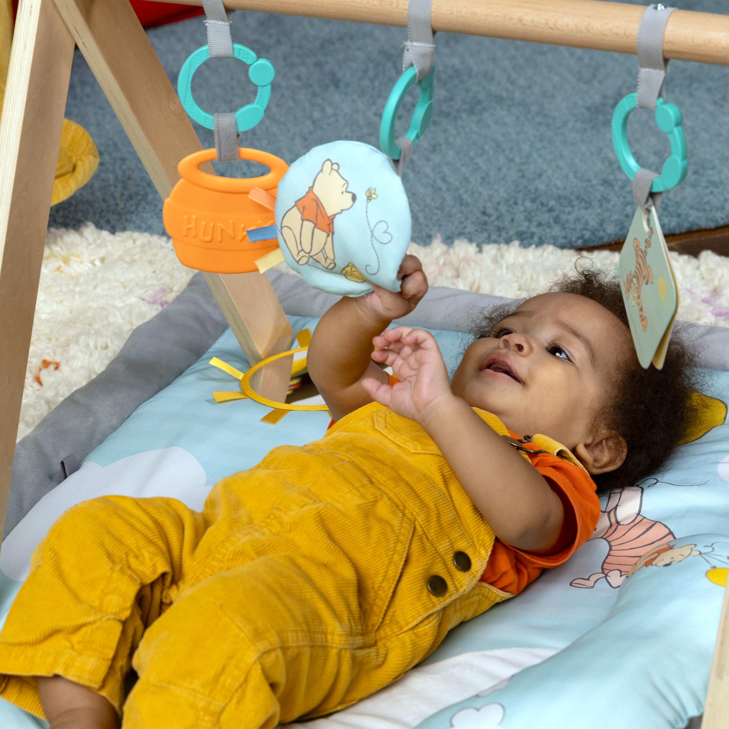 Bright Starts Disney Winnie PUUH Once Upon a Tummy Time Mata do aktywności dla niemowląt z drewnianym drążkiem Niebieski