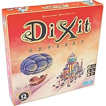 Asmodee – Dixit Odyssey, Gioco da Tavolo di Immaginazione e Fantasia, Carte da Gioco Illustrate, 3-12 Giocatori, 8+ Anni, 30 min, Edizione In Italiano