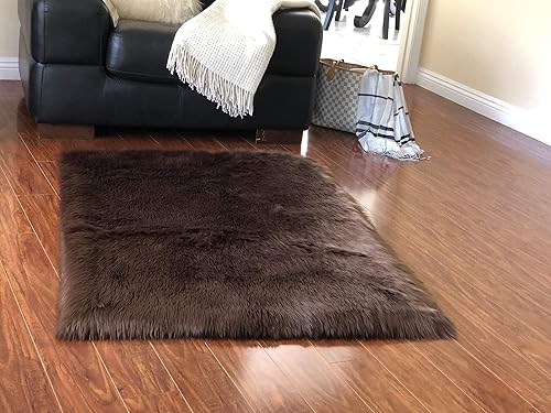 LAMBZY Alfombra cuadrada de piel de oveja sintética, súper suave, hipoalergénica, de pelo de felpa prémium (18 pulgadas, 17.7 x 17.7 in, marrón)