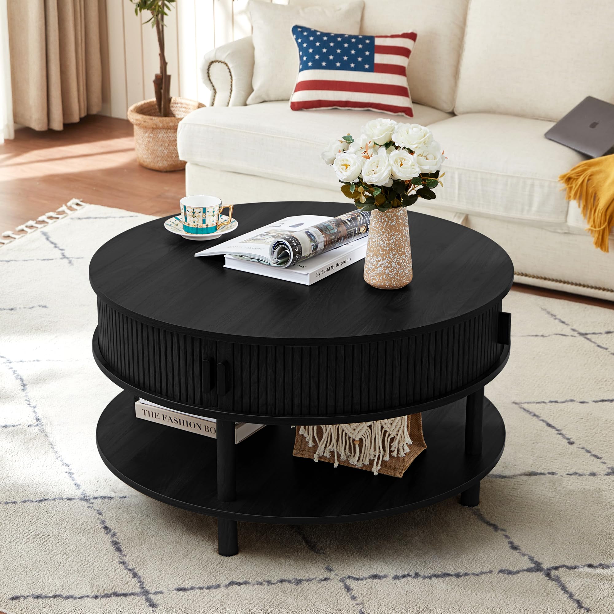 Table basse ronde avec rangement pour un salon d'appartement chaleureux