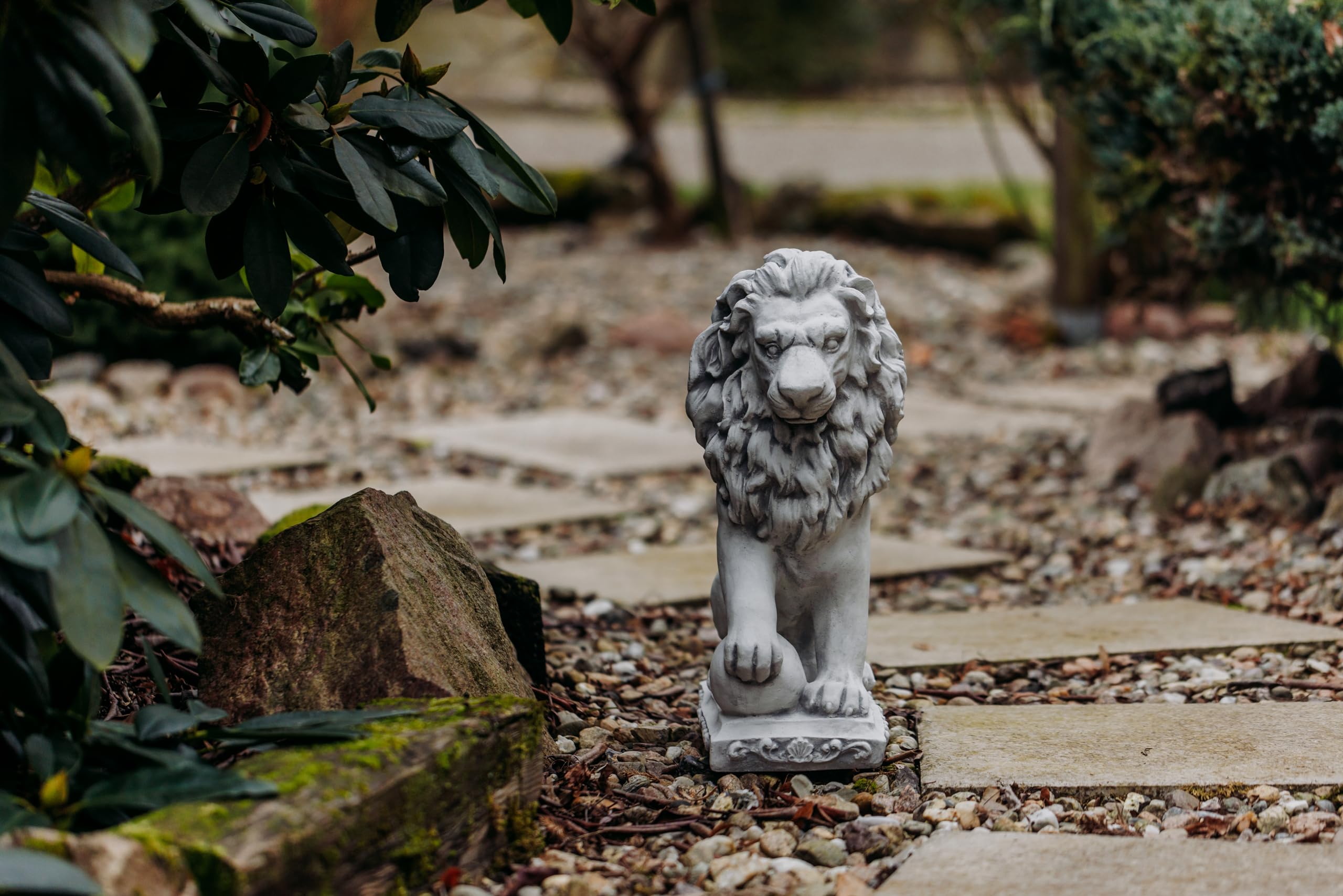 gartendekoparadies.de Figurines Lions avec Boule, Figurine en Pierre en Fonte, H 47 cm, 21 kg chacune, Gris, Résistante au gel pour l'extérieur (lion à droite)