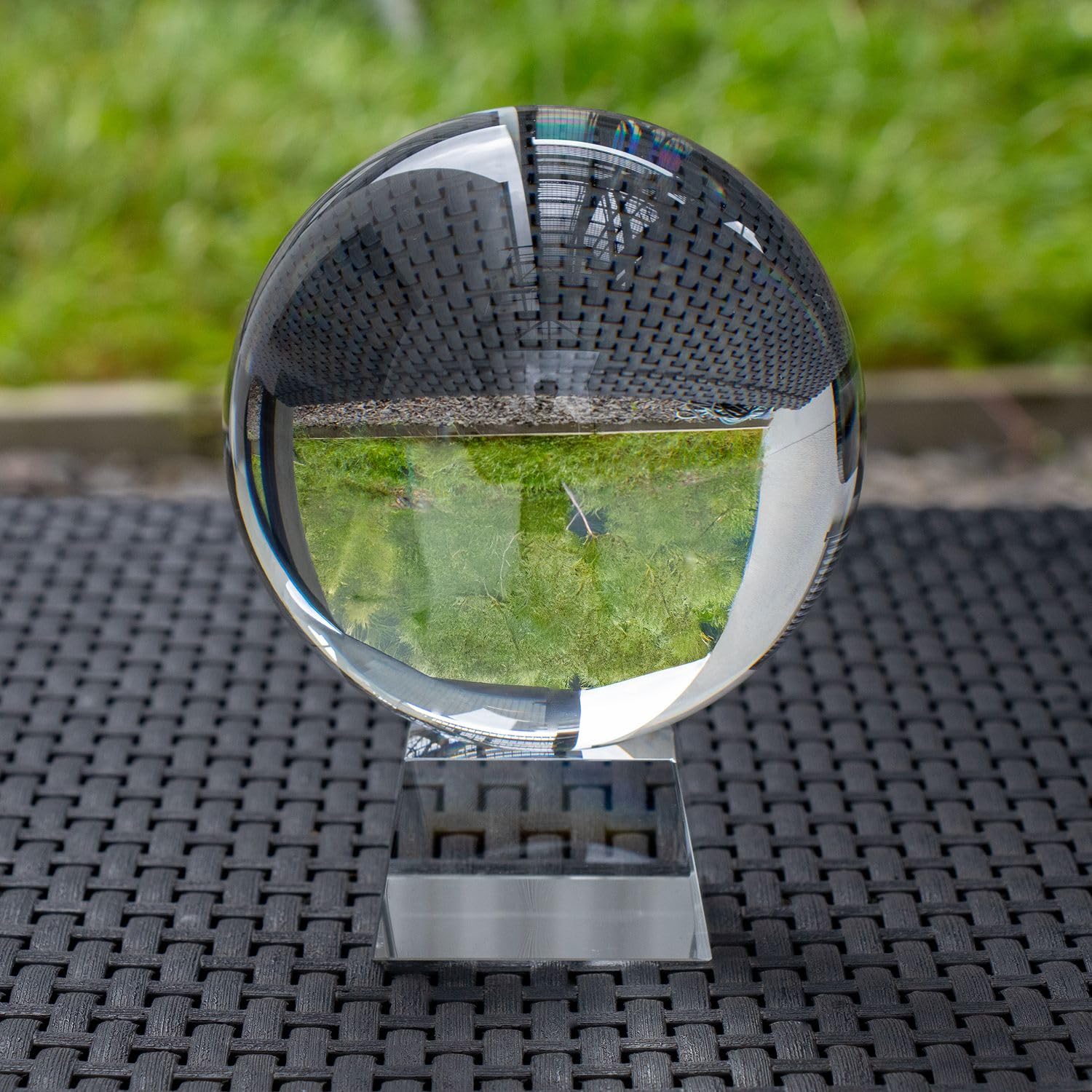 Intirilife Glaskugel mit Ständer in KRISTALL KLAR 130 mm – Kristallkugel mit Glasständer perfekt geeignet für Fotografie, Meditation, Dekoration uvm. – Kristallball Glasball Fotokugel