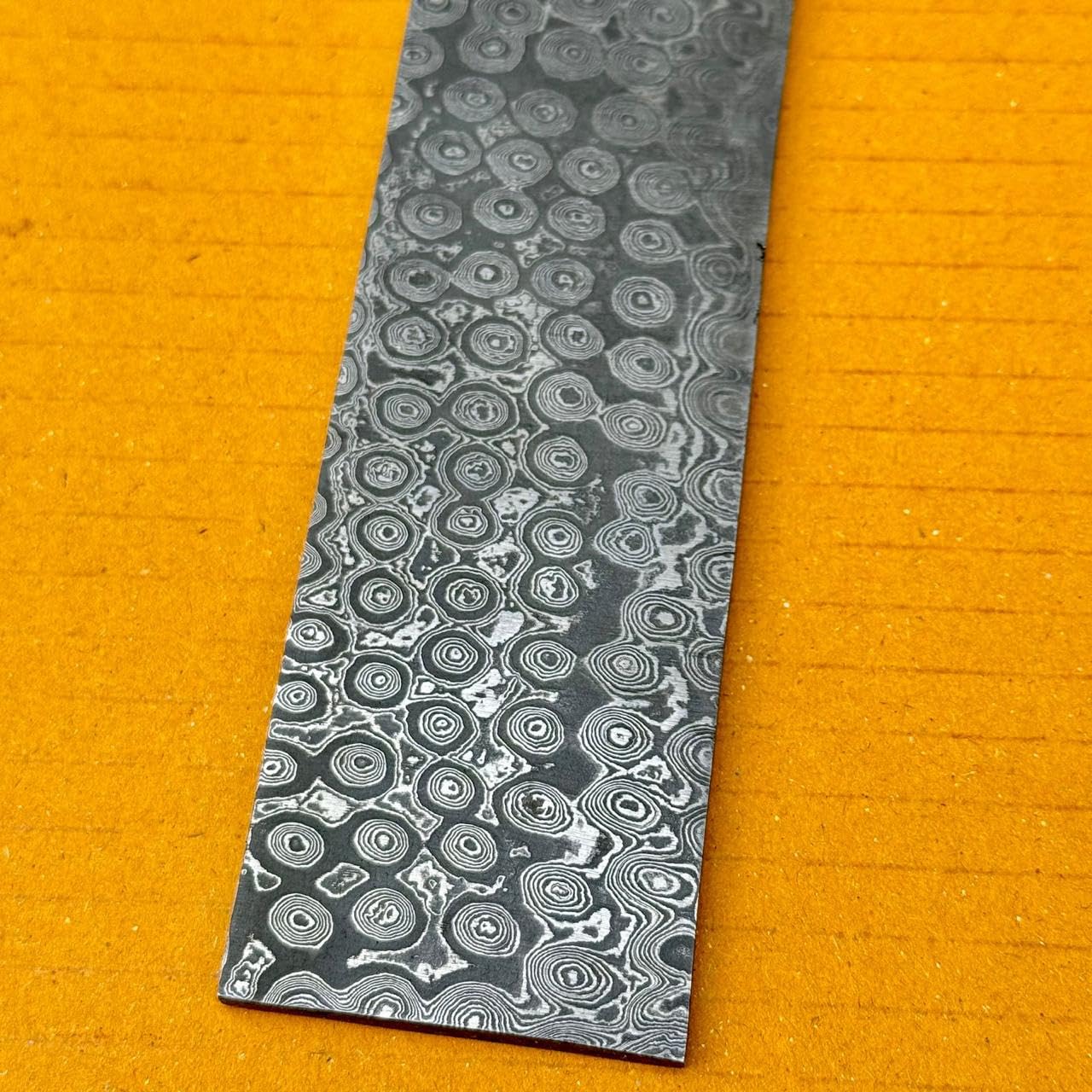 Chilgoza Lama vuota fatta a mano in acciaio inox damasco per la creazione di coltelli, creazione di gioielli, posate su 256 strati, 254 x 38 x 4,0 mm (goccia di pioggia)