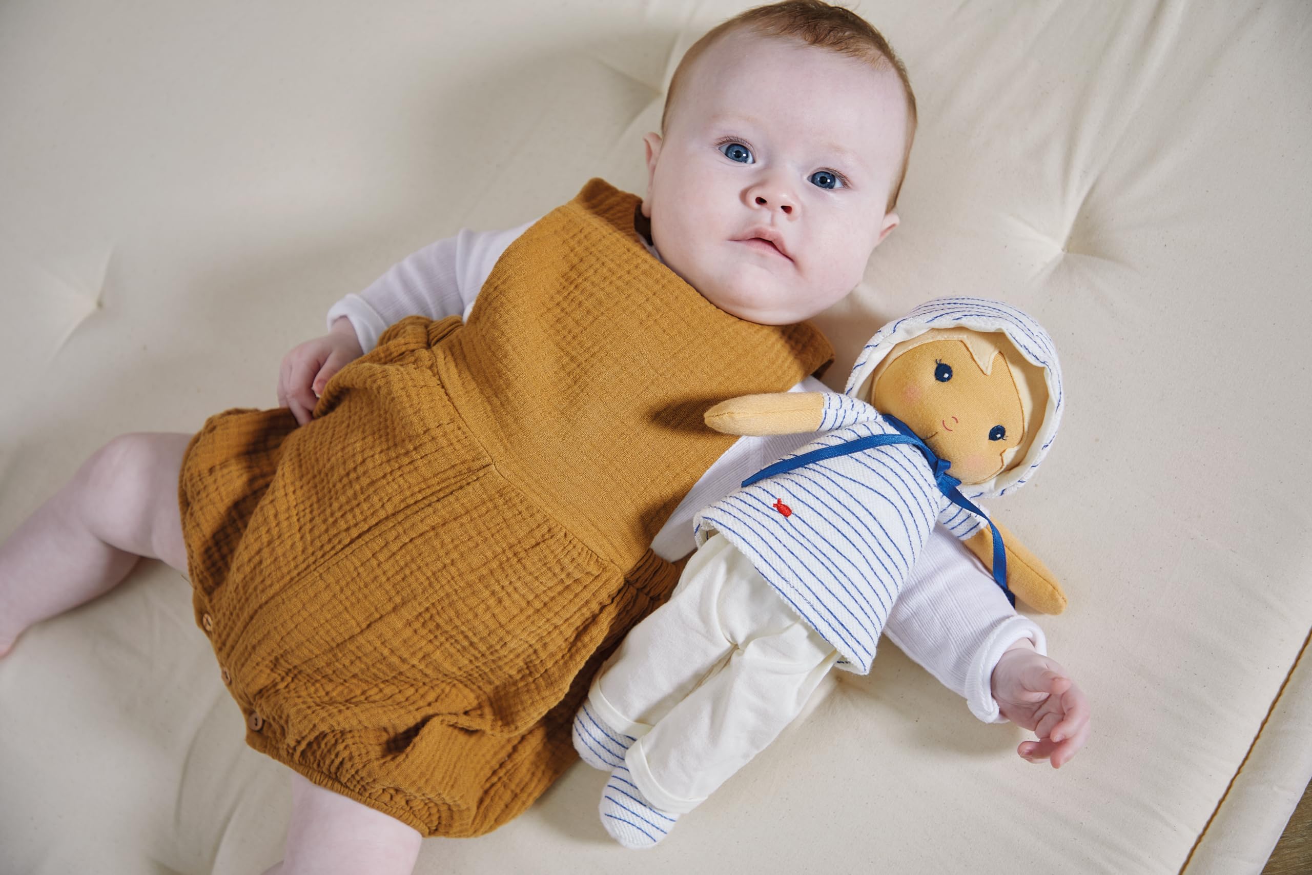 Muñeca De Tela Eli De Kaloo – Primera Muñeca De 32 Cm Con Camiseta Marinera, Cinta Personalizable, Regalo De Nacimiento