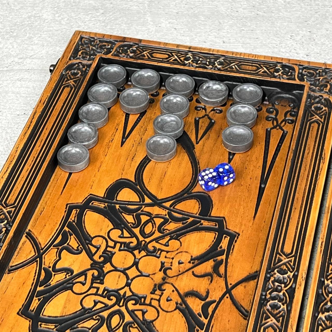 Tablero de backgammon hecho a mano, diseño de león, madera de arce, piedras de resina, juego de 18 pulgadas con grabado para regalo