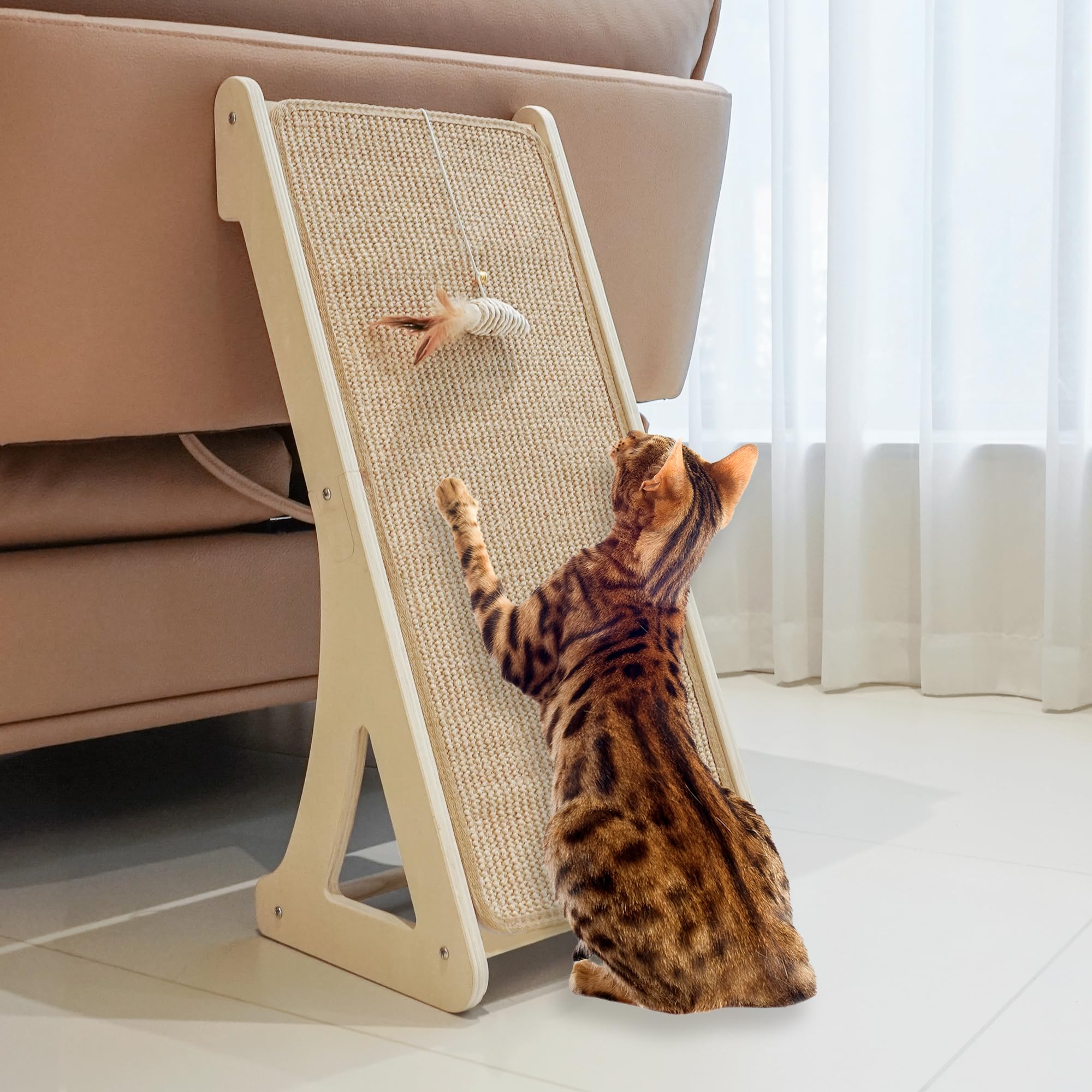 PETKARAY Tiragraffi per Gatti, Rampa Tiragraffi in Sisal per Gatti, Tiragraffi a Forma di L per Gatti da Interno, Protezione per Mobili da Parete da 27" con Giocattolo per Topi