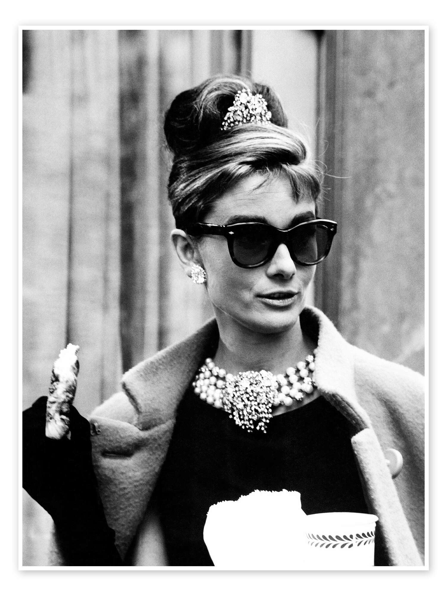 Posterlounge Colazione da Tiffany, Audrey con Occhiali da Sole Poster | 100 x 130 cm Nero e Bianco Quadri Decorazione per pareti
