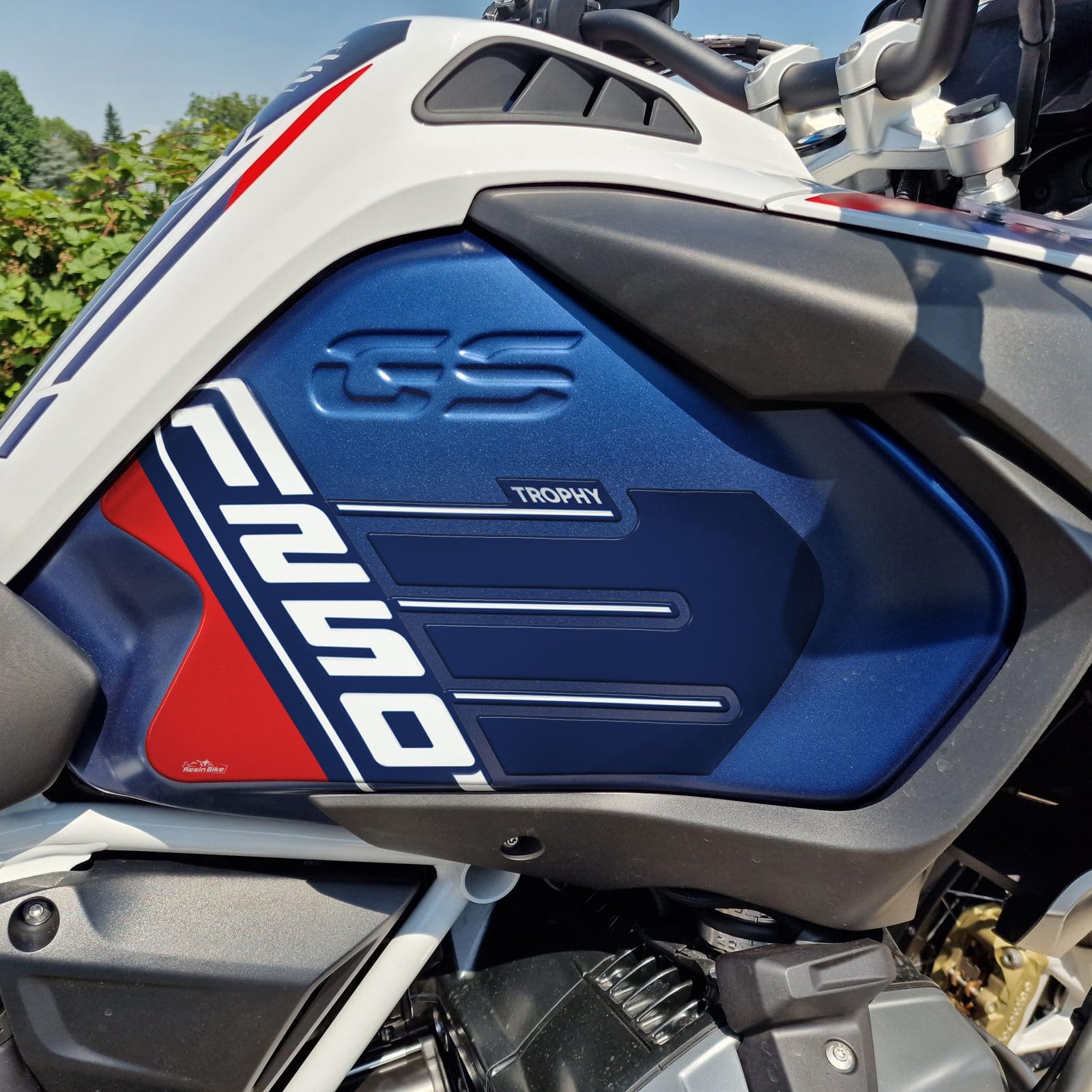 Resin Bike Adesivi Moto Compatibile con Bmw R 1250 GS Adventure Rallye 2021-2024. Protezione Tappo Serbatoio da Urti e Graffi. Adesivo Resinato Effetto 3D - Made in Italy